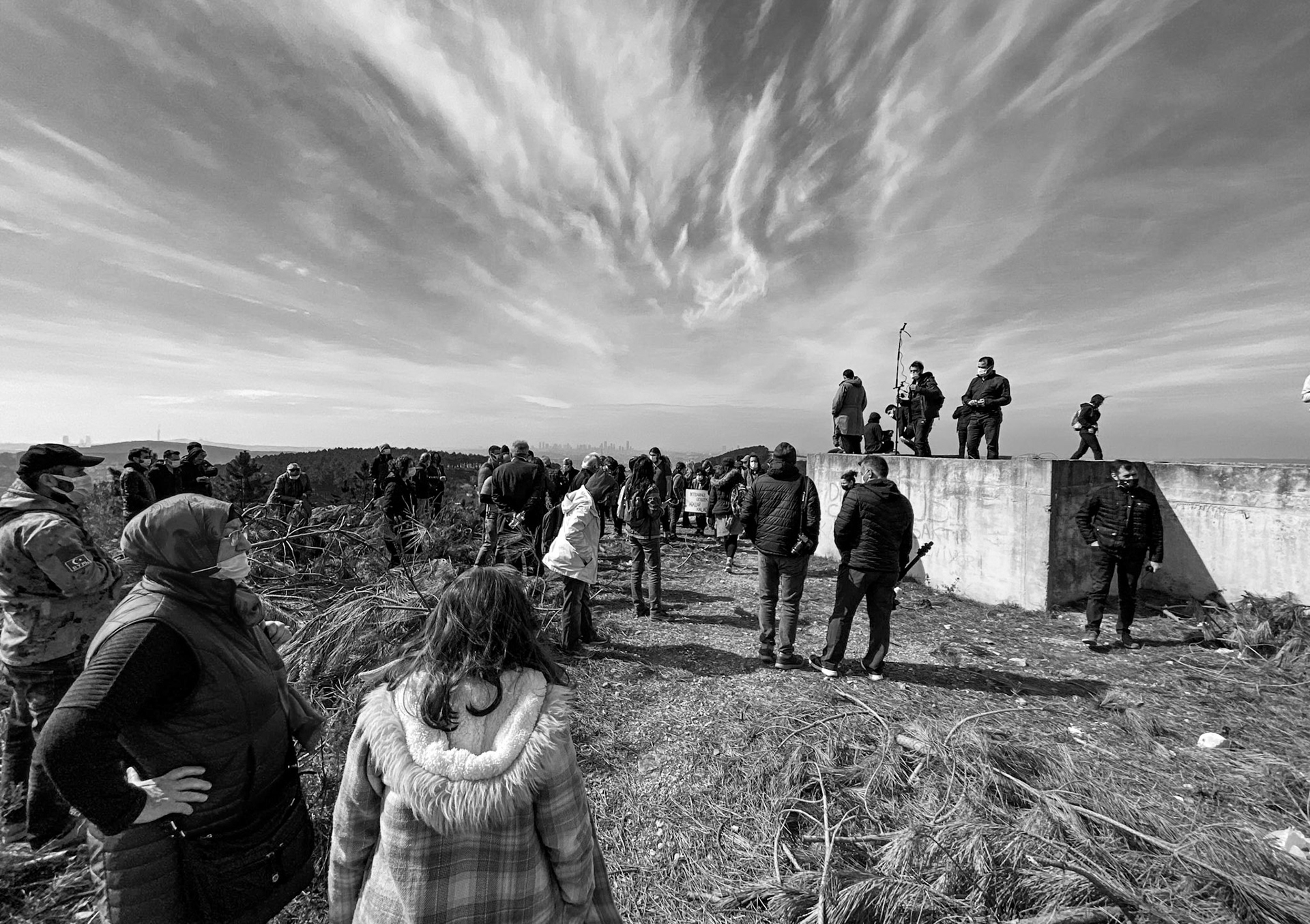 Toygar viewpoint: the walkers gather together with some police