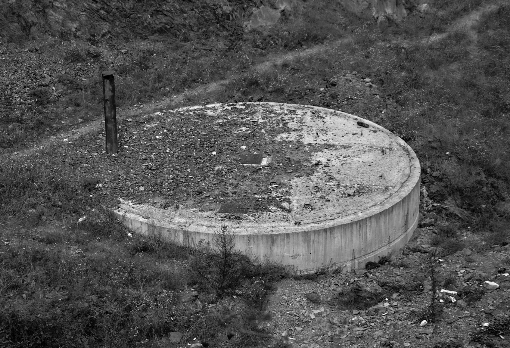 between Gazi and Alibey dam: modern structure (what?)