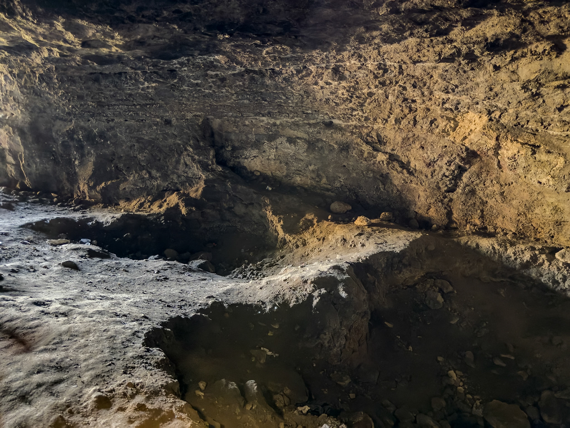 Yarımburgaz cave: inner view