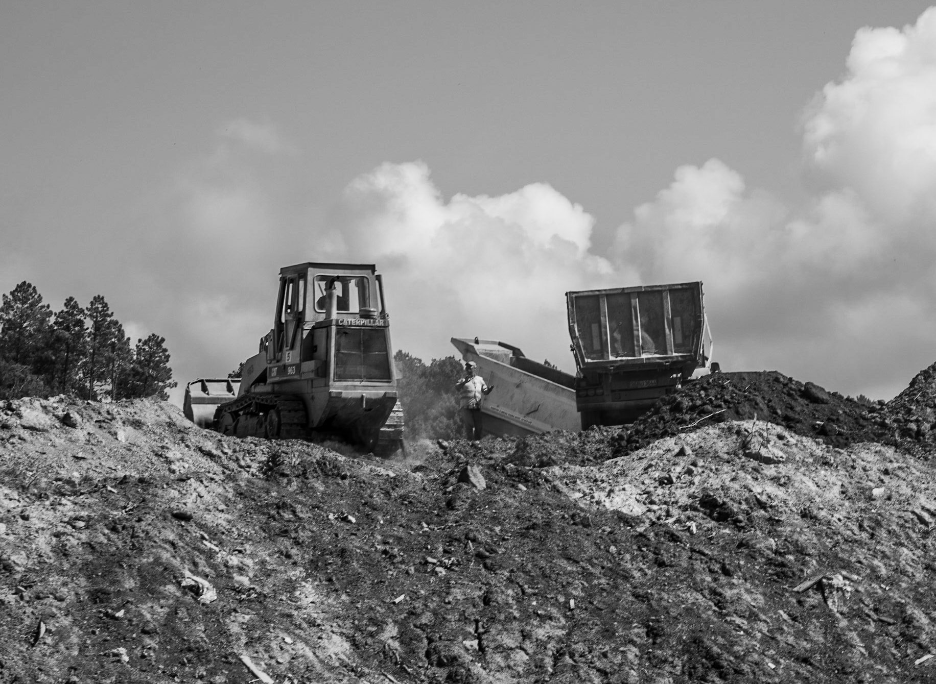 Kurna quarry: bulldozer and trucks