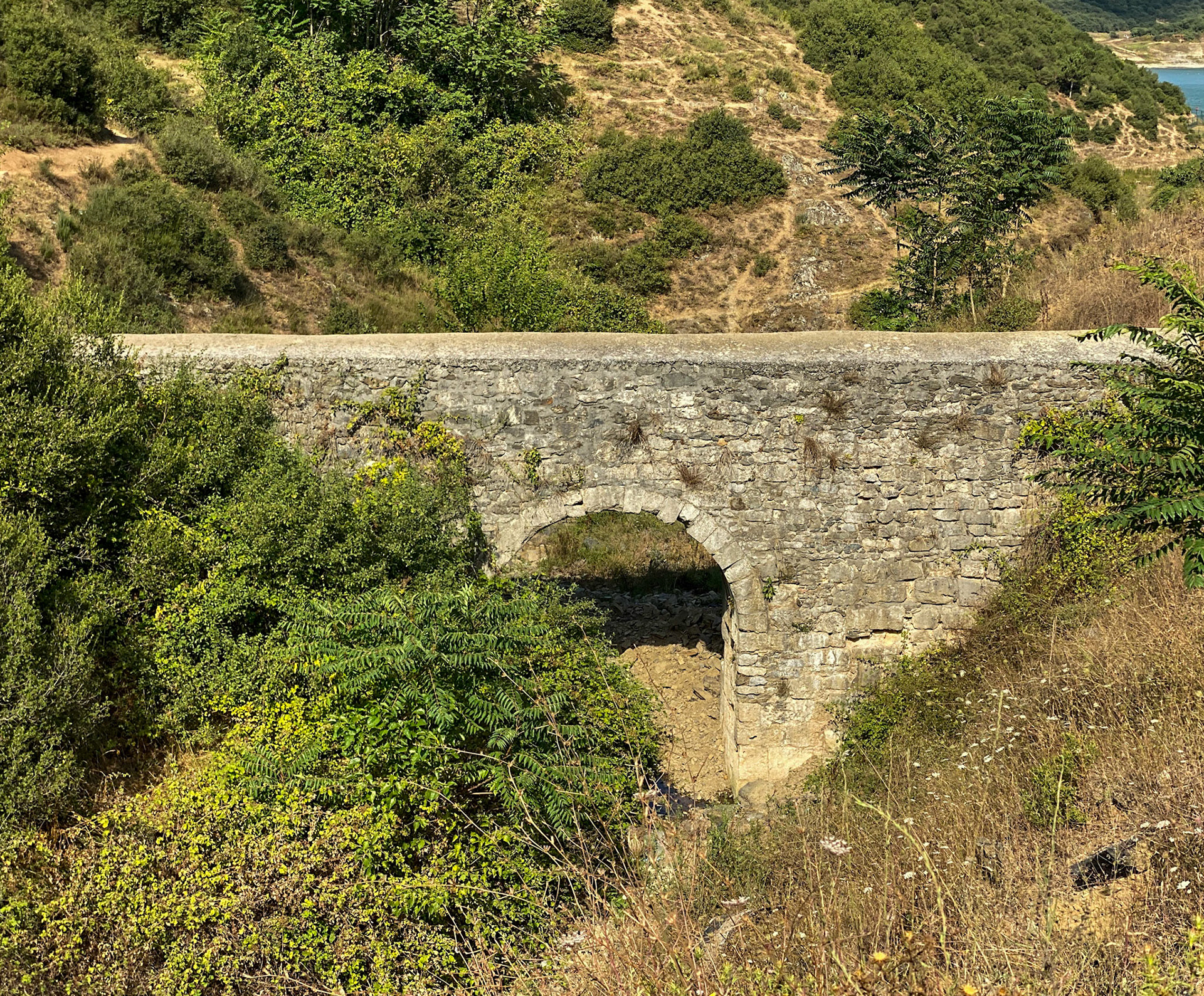 between Güzelce aqueduct &amp; Alibey dam: aqueduct cum footbridge