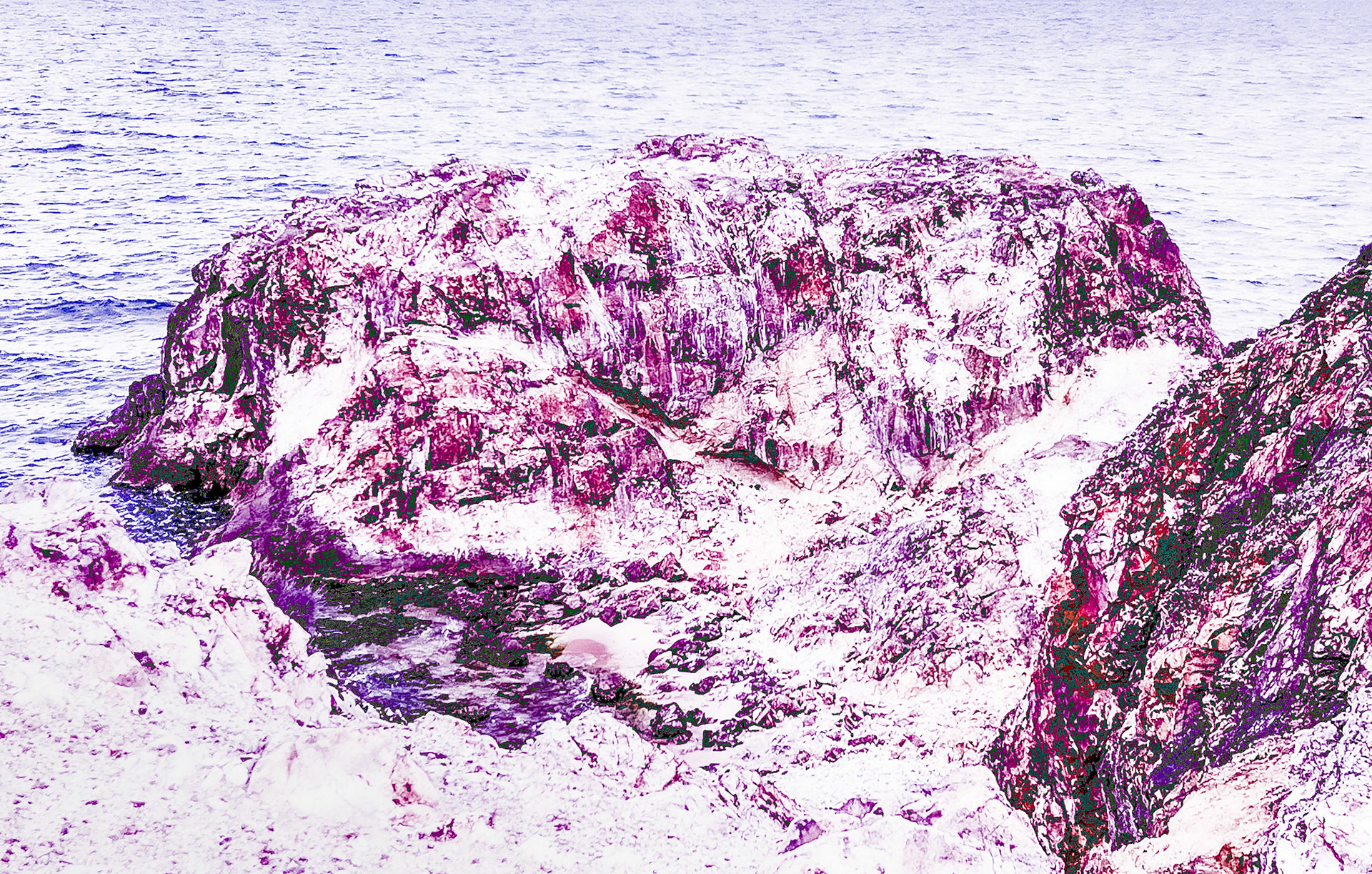between Kurna fishing hamlet and the Kurna quarry: large rock on the edge of the sea