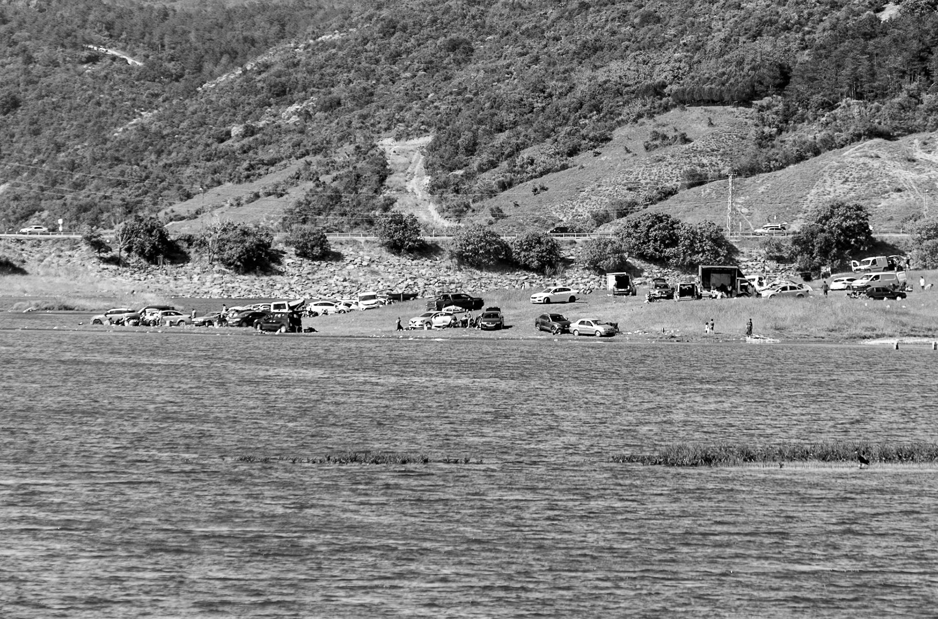 heading south from Şamlar: picnickers on the north-eastern side of the reservoir
