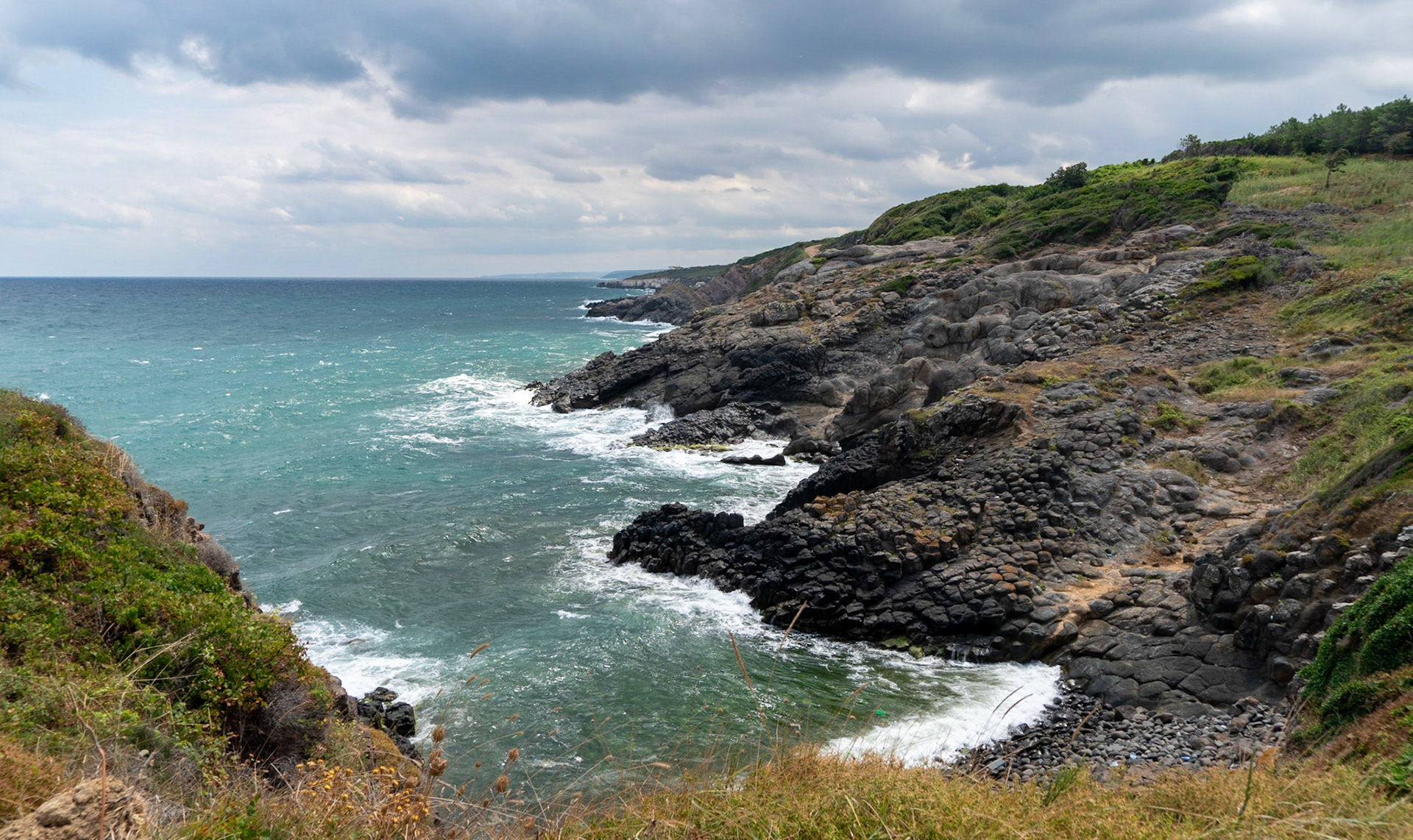 Karaburun: basalt formations to the east of the headland
