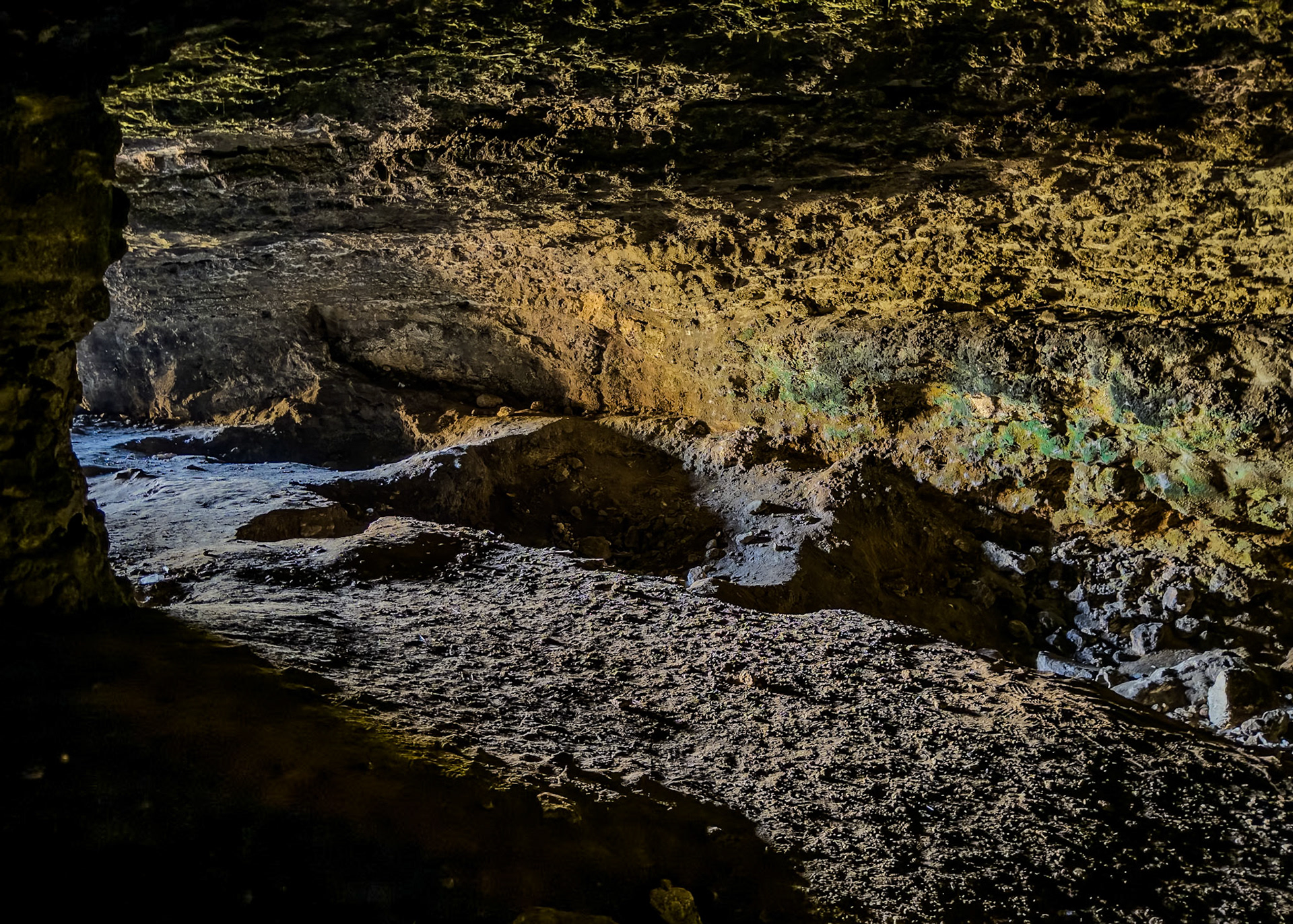 Yarımburgaz cave: inner view