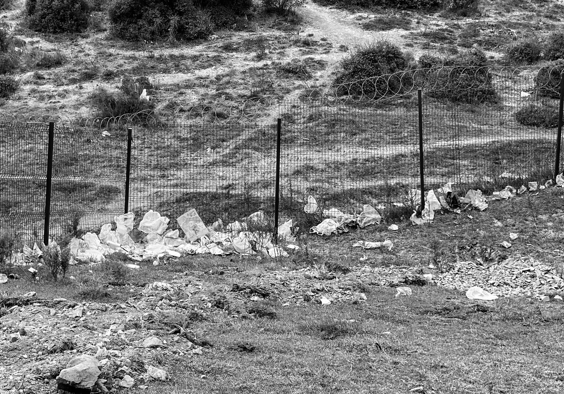 between Gazi and Alibey dam: fence and trash