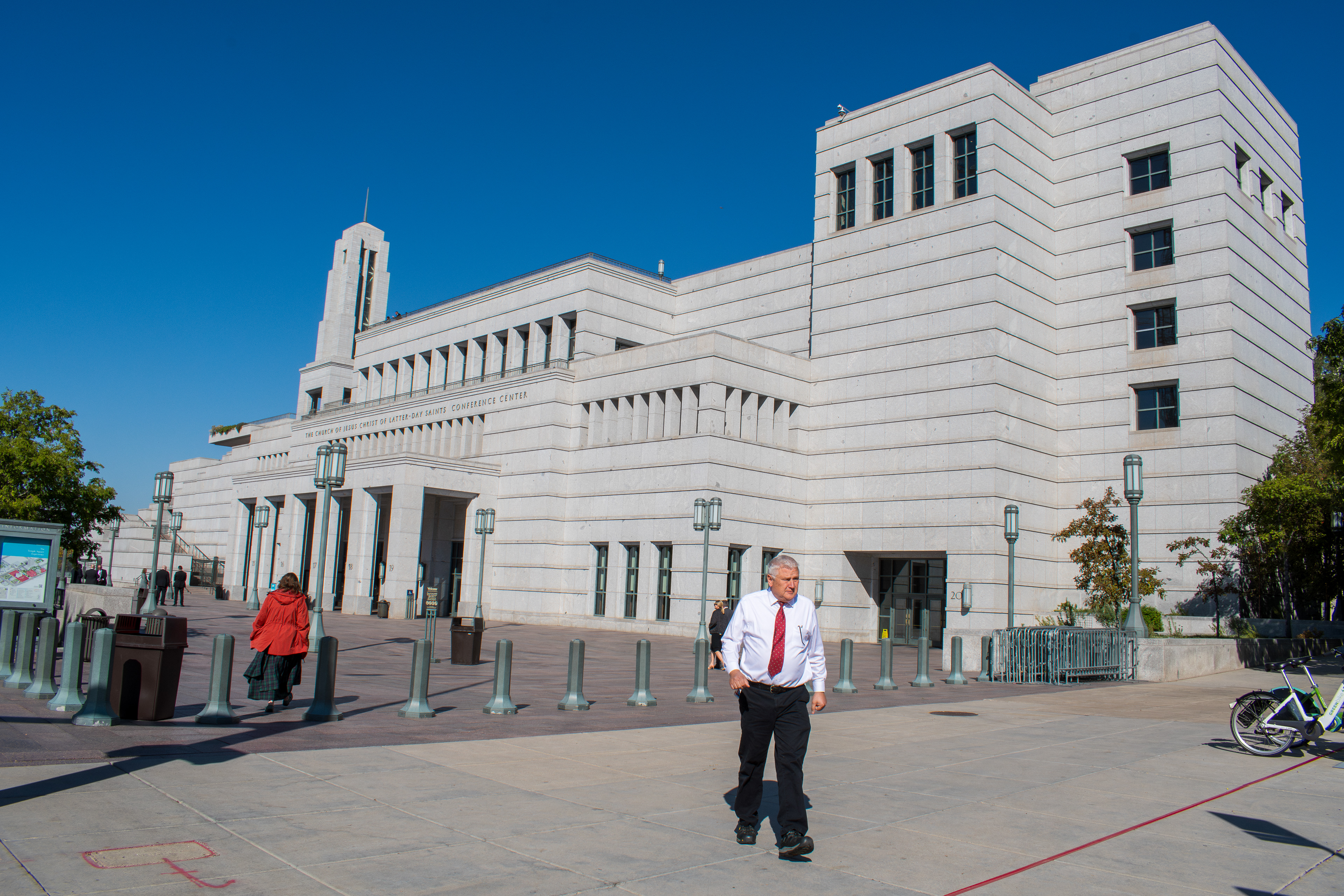 October 6, 2025, Salt Lake City, Utah, USA: People walk near the Conference Center during the public viewing for Russell M. Nelson, the 17th president of the Church of Jesus Christ of Latter-day Saints. Nelson died at his home in Salt Lake City, Utah, on September 27, 2025, at the age of 101. (Credit Image: © Charles-McClintock Wilson/ZUMA Press Wire)