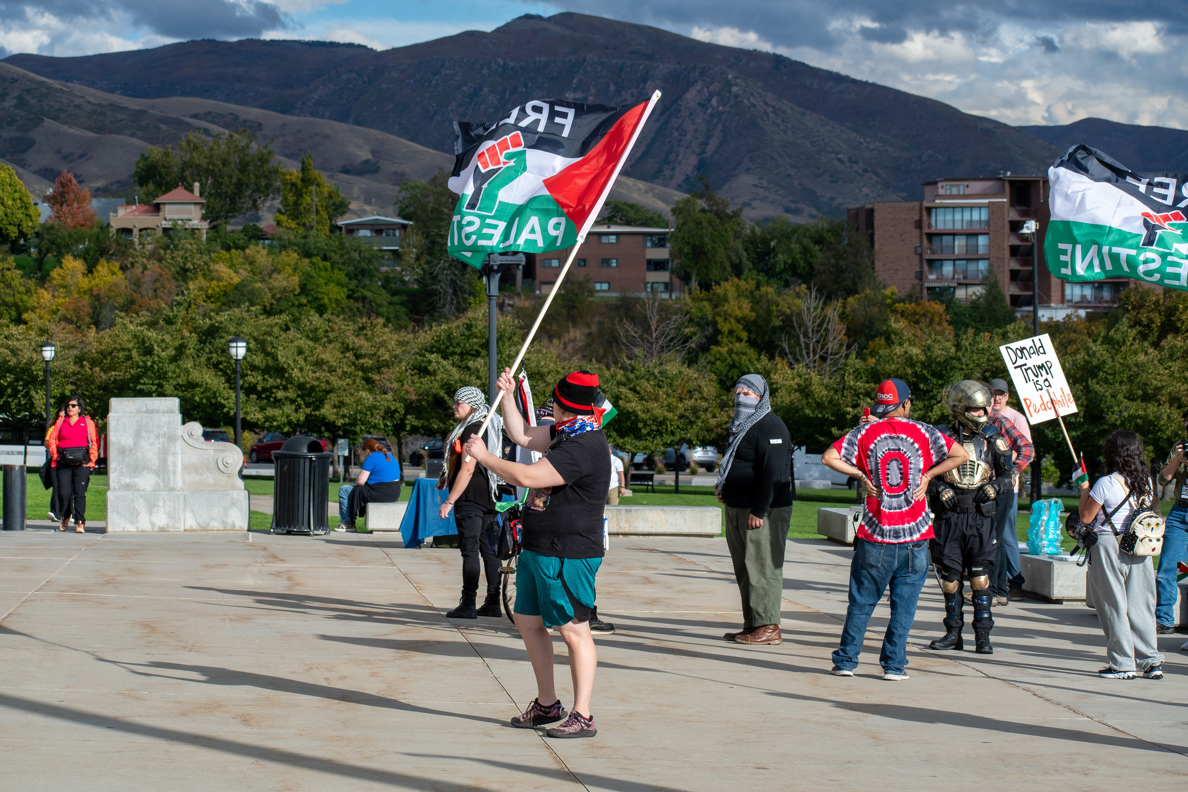 October 10, 2025, Salt Lake City, Utah, USA: Pro-Palestine demonstrators gather in front of the Utah State Capitol during the Free Palestine Rally. Participants hold flags and signs as part of the public demonstration. (Credit Image: © Charles-McClintock Wilson/ZUMA Press Wire)