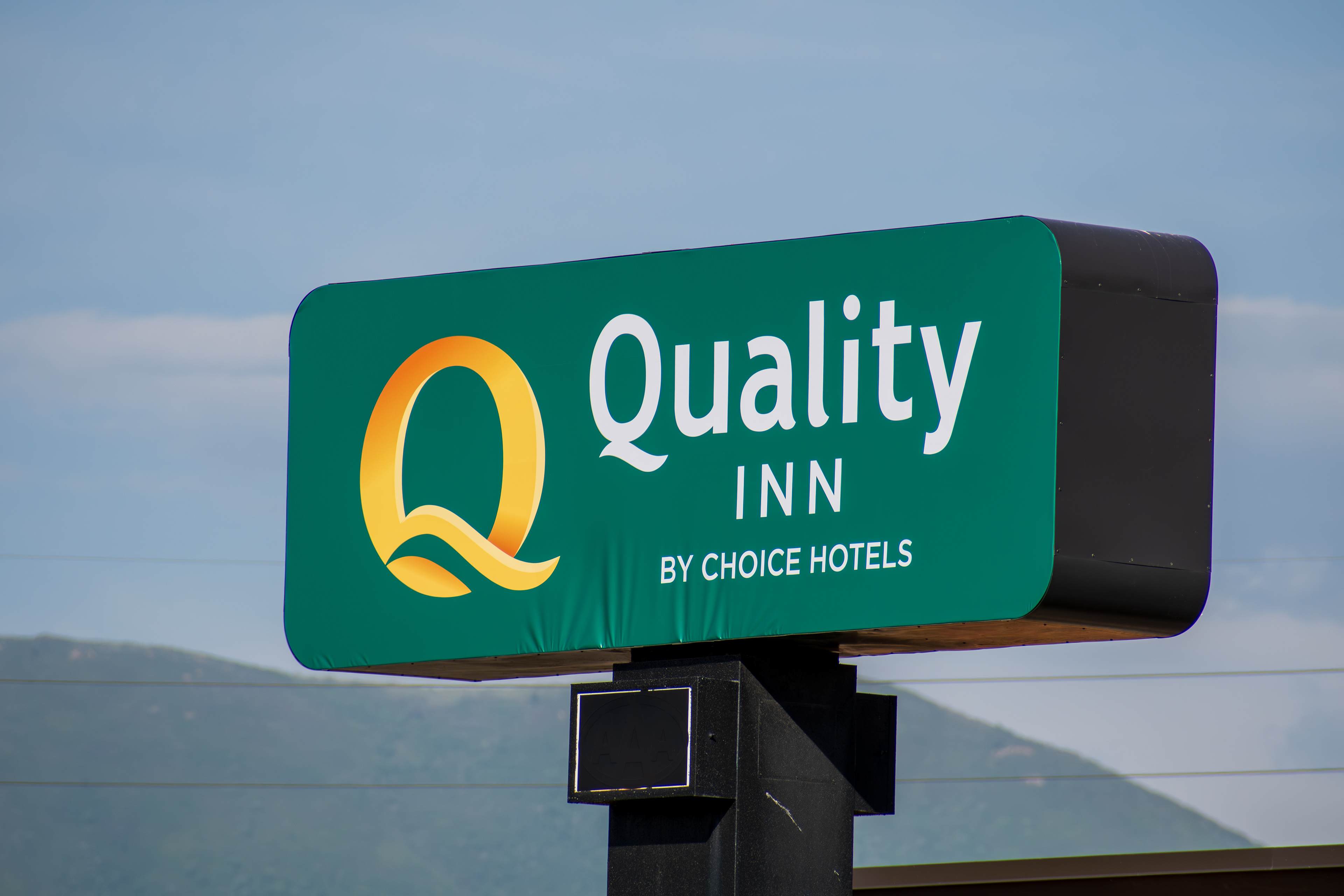 SPANISH FORK, UTAH, USA - JUNE 8, 2025: Exterior view of a Quality Inn sign. Quality Inn is an American multinational chain of hotels based in Rockville, Maryland.