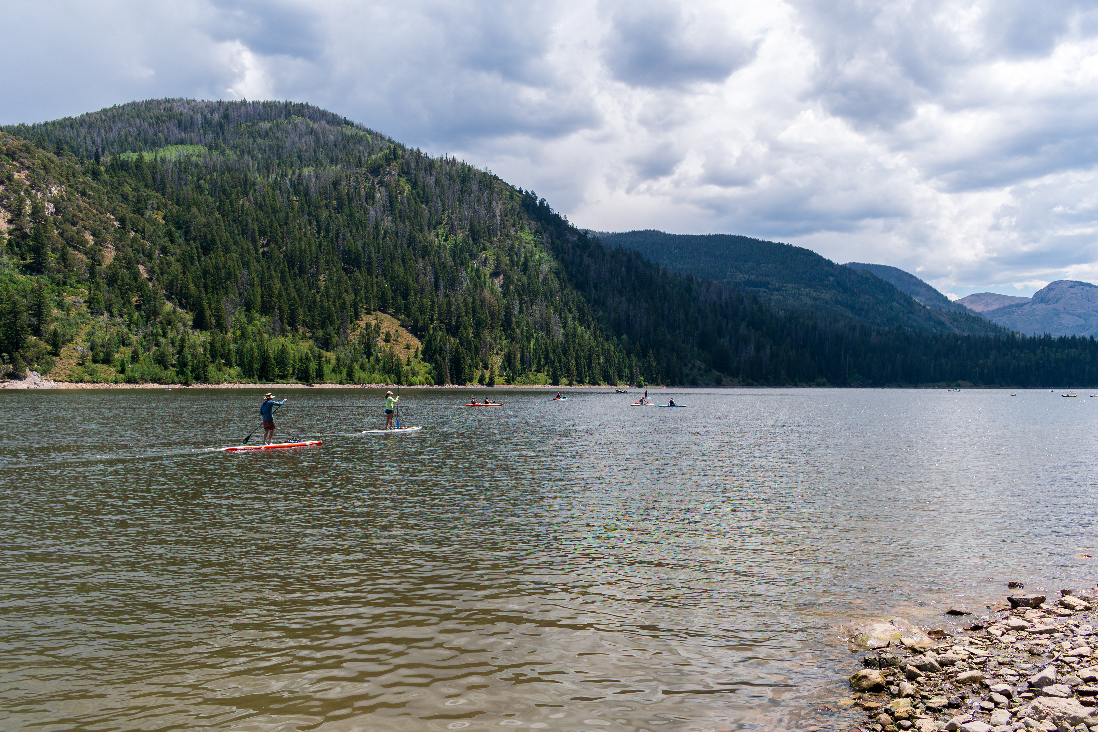 Summit County, Utah – July 20, 2025: People enjoy outdoor recreation on kayaks and paddleboards at Smith and Morehouse Reservoir.