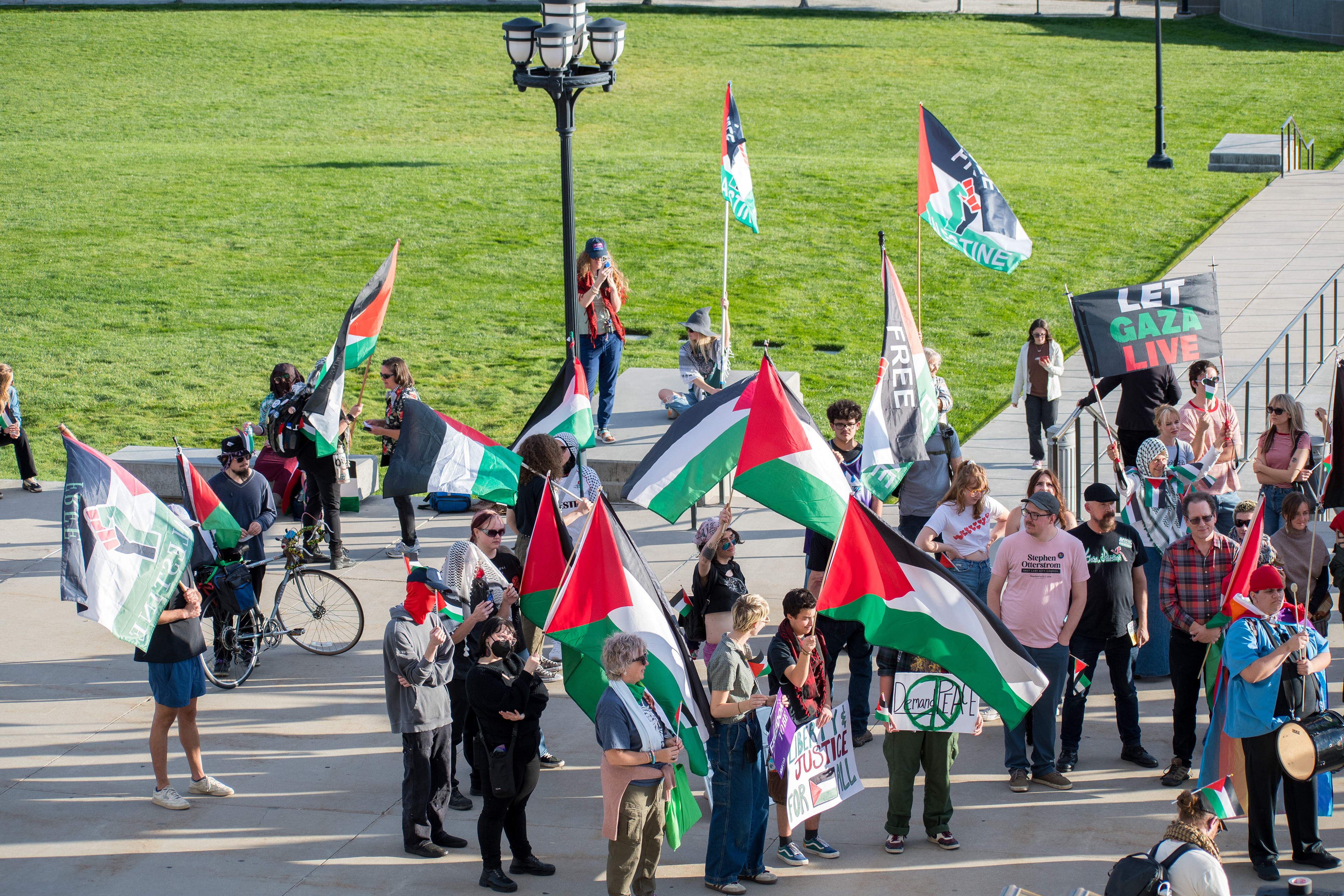 October 10, 2025, Salt Lake City, Utah, USA: Pro-Palestine demonstrators gather in front of the Utah State Capitol during the Free Palestine Rally. Participants hold flags and signs as part of the public demonstration. (Credit Image: © Charles-McClintock Wilson/ZUMA Press Wire)