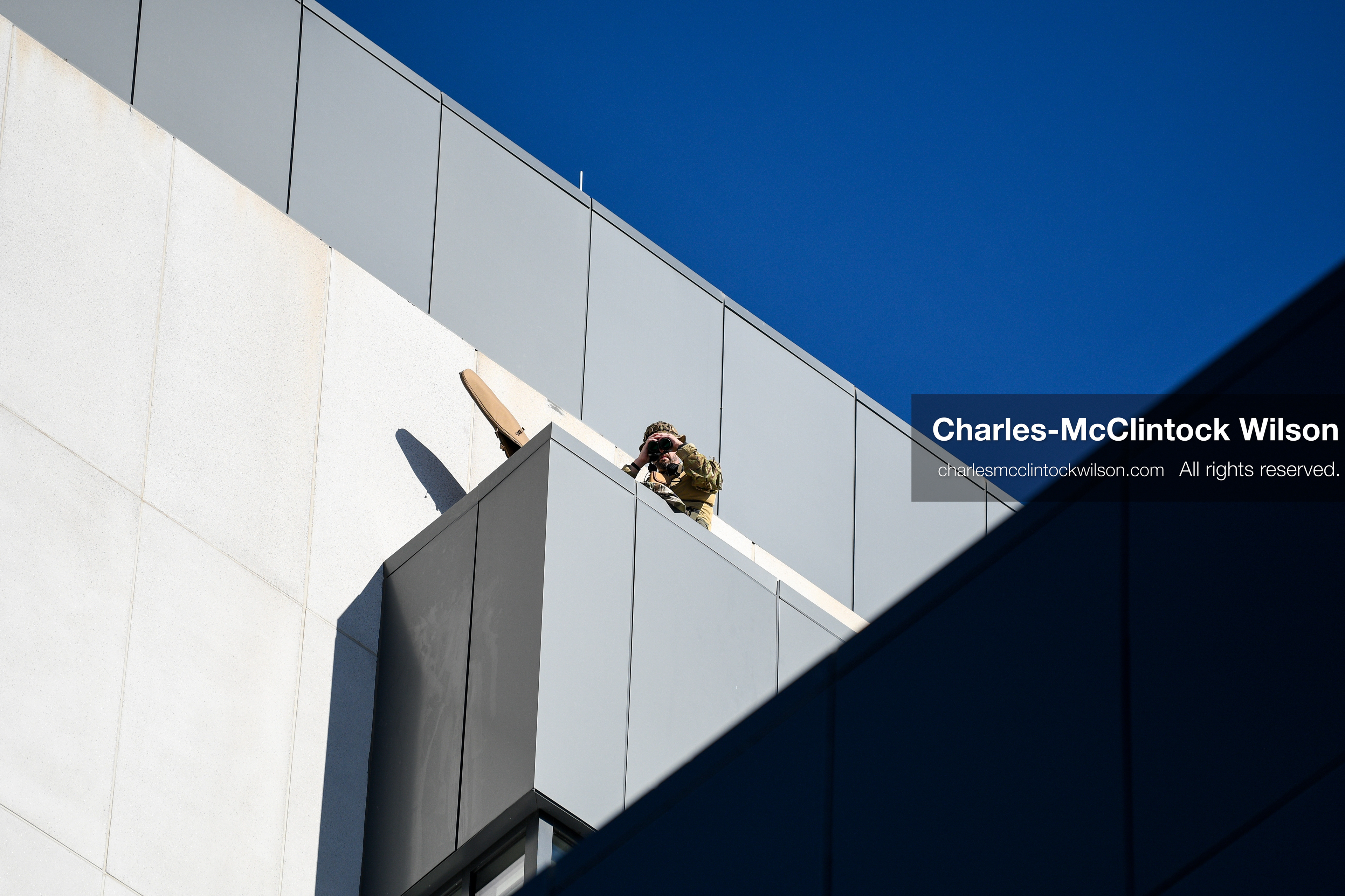 PROVO, UTAH, USA – DECEMBER 11, 2025: A SWAT officer monitors the scene from the roof of the Fourth District Court in Provo during the first in‑person court appearance of Tyler Robinson in the Charlie Kirk murder case. (Credit Image: © Charles‑McClintock Wilson/ZUMA Press Wire)