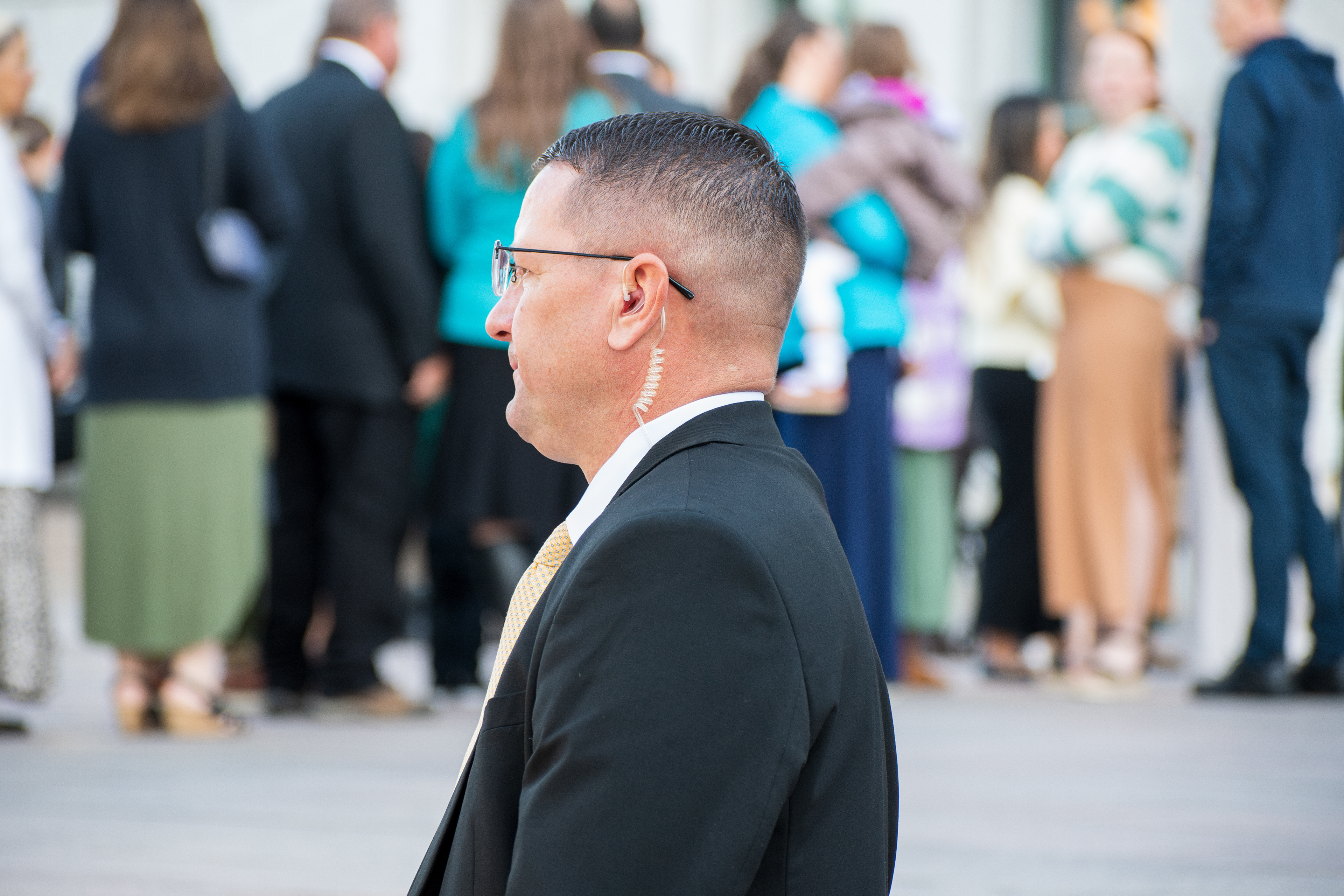 October 6, 2025, Salt Lake City, Utah, USA: A security personnel stands near attendees gathered outside the Conference Center during the public viewing for Russell M. Nelson, the 17th president of the Church of Jesus Christ of Latter-day Saints. Nelson died at his home in Salt Lake City, Utah, on September 27, 2025, at the age of 101. (Credit Image: © Charles-McClintock Wilson/ZUMA Press Wire)