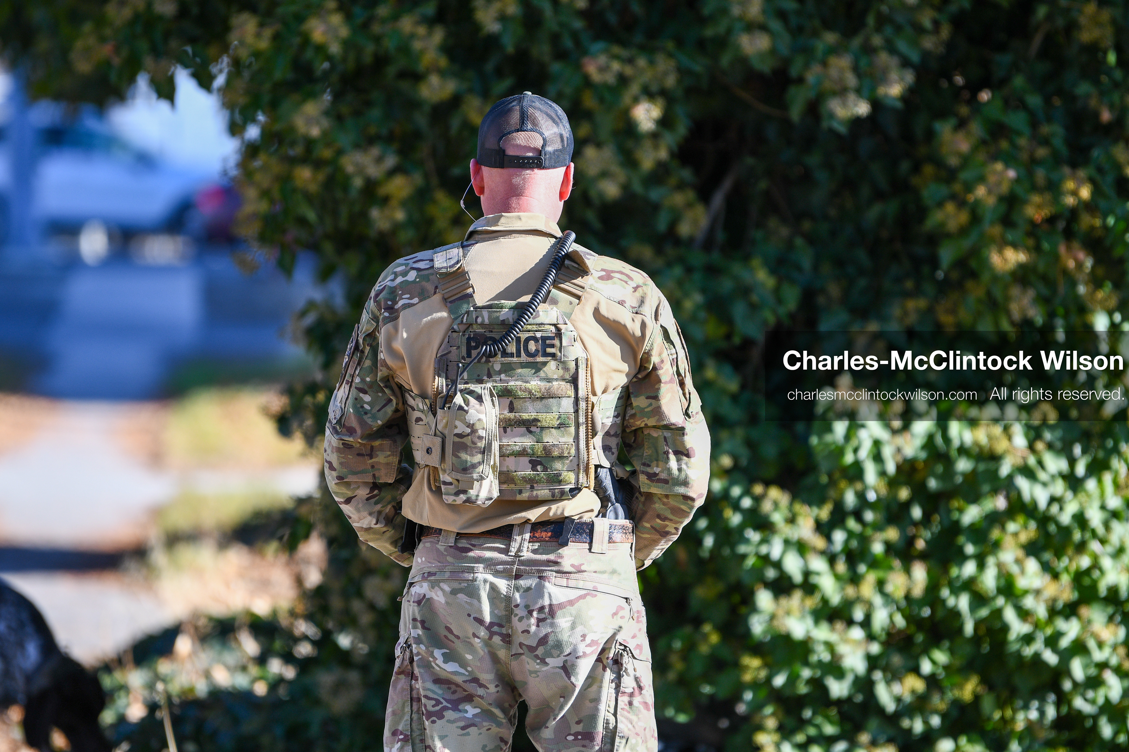 PROVO, UTAH, USA – DECEMBER 11, 2025: Police officers investigate a suspicious package with a K‑9 unit near the Fourth District Court in Provo during the first in‑person court appearance of Tyler Robinson in the Charlie Kirk murder case. (Credit Image: © Charles‑McClintock Wilson/ZUMA Press Wire)