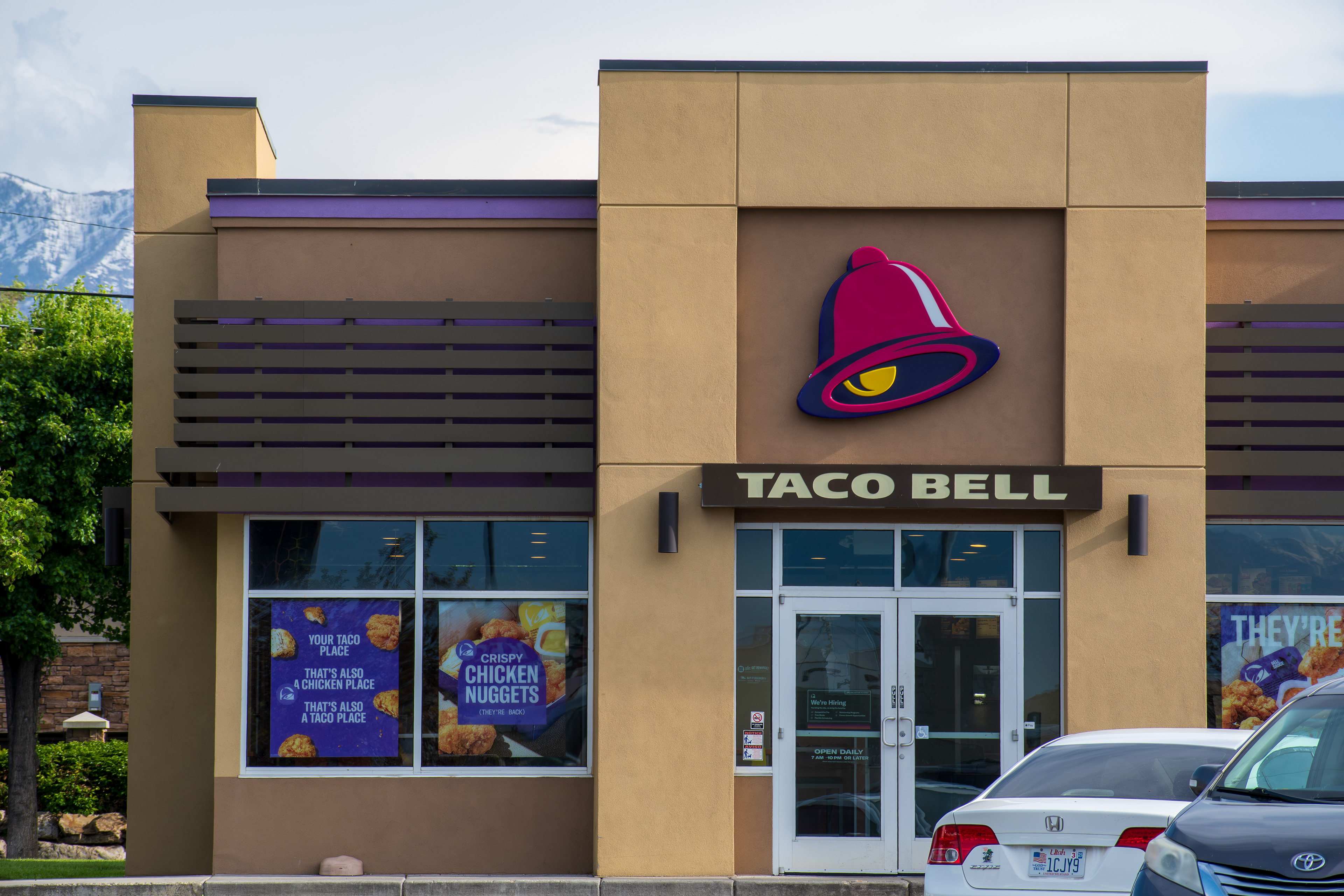 Spanish Fork, Utah, USA – May 28, 2025: The exterior of a Taco Bell restaurant is seen in Spanish Fork, showcasing the recognizable fast-food chain’s branding and architectural style.