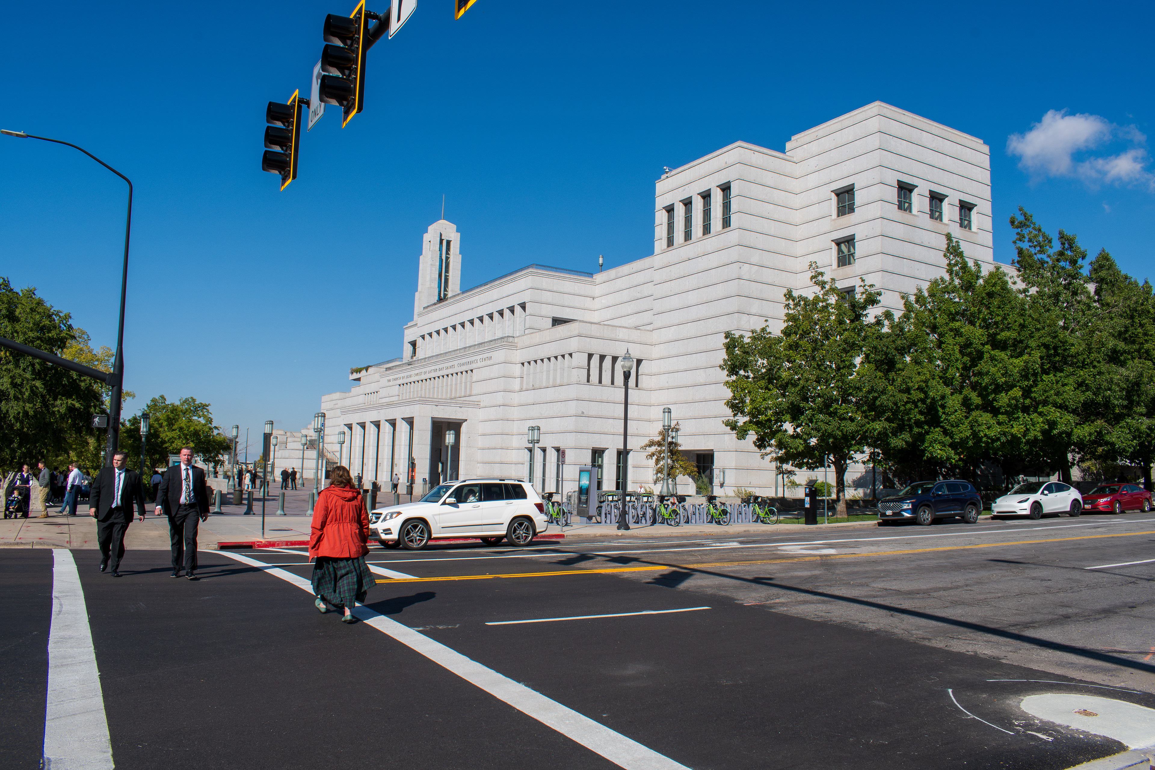 October 6, 2025, Salt Lake City, Utah, USA: People walk near the Conference Center during the public viewing for Russell M. Nelson, the 17th president of the Church of Jesus Christ of Latter-day Saints. Nelson died at his home in Salt Lake City, Utah, on September 27, 2025, at the age of 101. (Credit Image: © Charles-McClintock Wilson/ZUMA Press Wire)