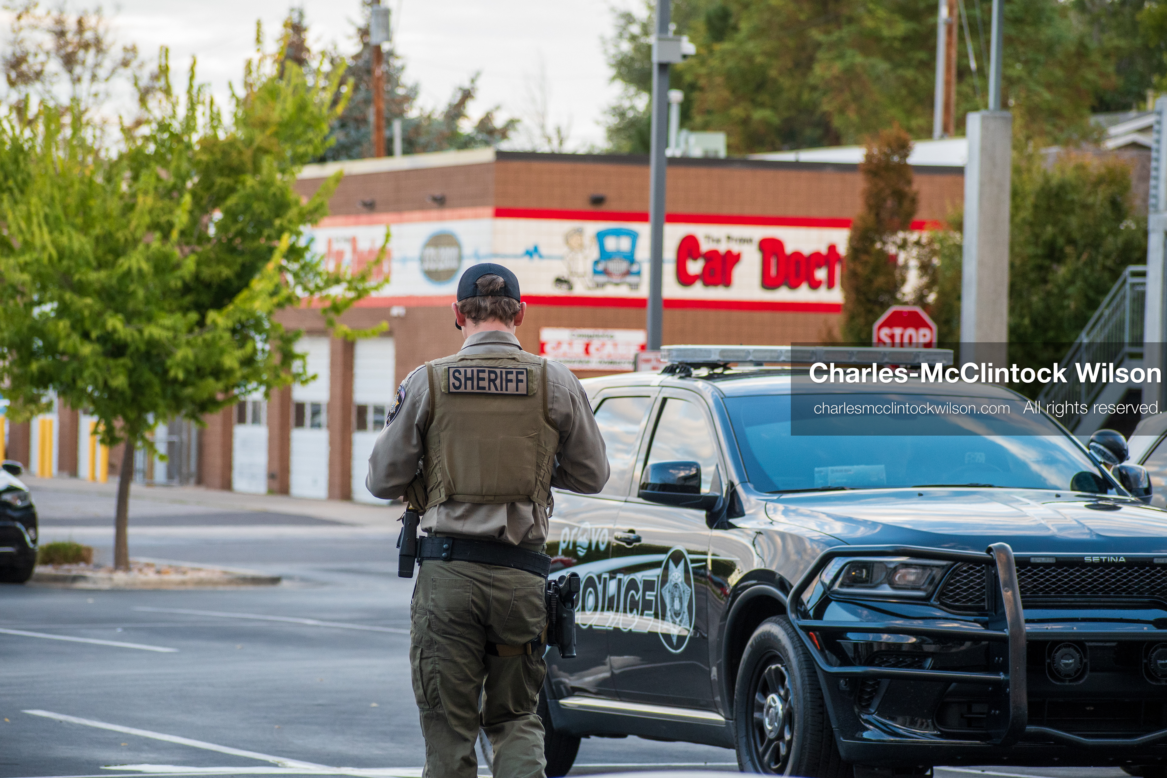 SEPTEMBER 29, 2025 — PROVO, UTAH, USA: A law enforcement officer stands outside the Utah County Court during a waiver hearing for Tyler Robinson. Robinson, charged with aggravated murder in the September 10 shooting death of conservative activist Charlie Kirk at Utah Valley University, appeared virtually for the proceedings. (Credit Image: © Charles‑McClintock Wilson / ZUMA Press Wire)