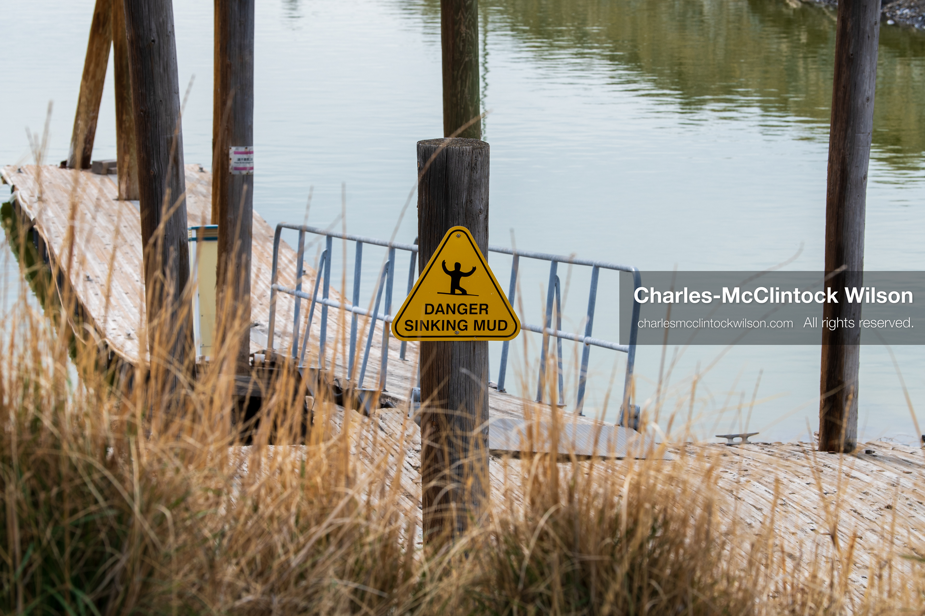 March 1, 2026, Great Salt Lake, Utah, USA: A warning sign reading “Danger Sinking Mud” stands near the shoreline of the Great Salt Lake as the region continues to experience historically low water levels. Reports from state officials and the Great Salt Lake Strike Team state that the lake remains in a serious adverse‑effects range, with elevations among the lowest recorded in more than one hundred years. The lake has drawn increased public attention as lawmakers consider large‑scale water projects and long‑term plans to address declining conditions. (Credit Image: © Charles‑McClintock Wilson/ZUMA Press Wire)