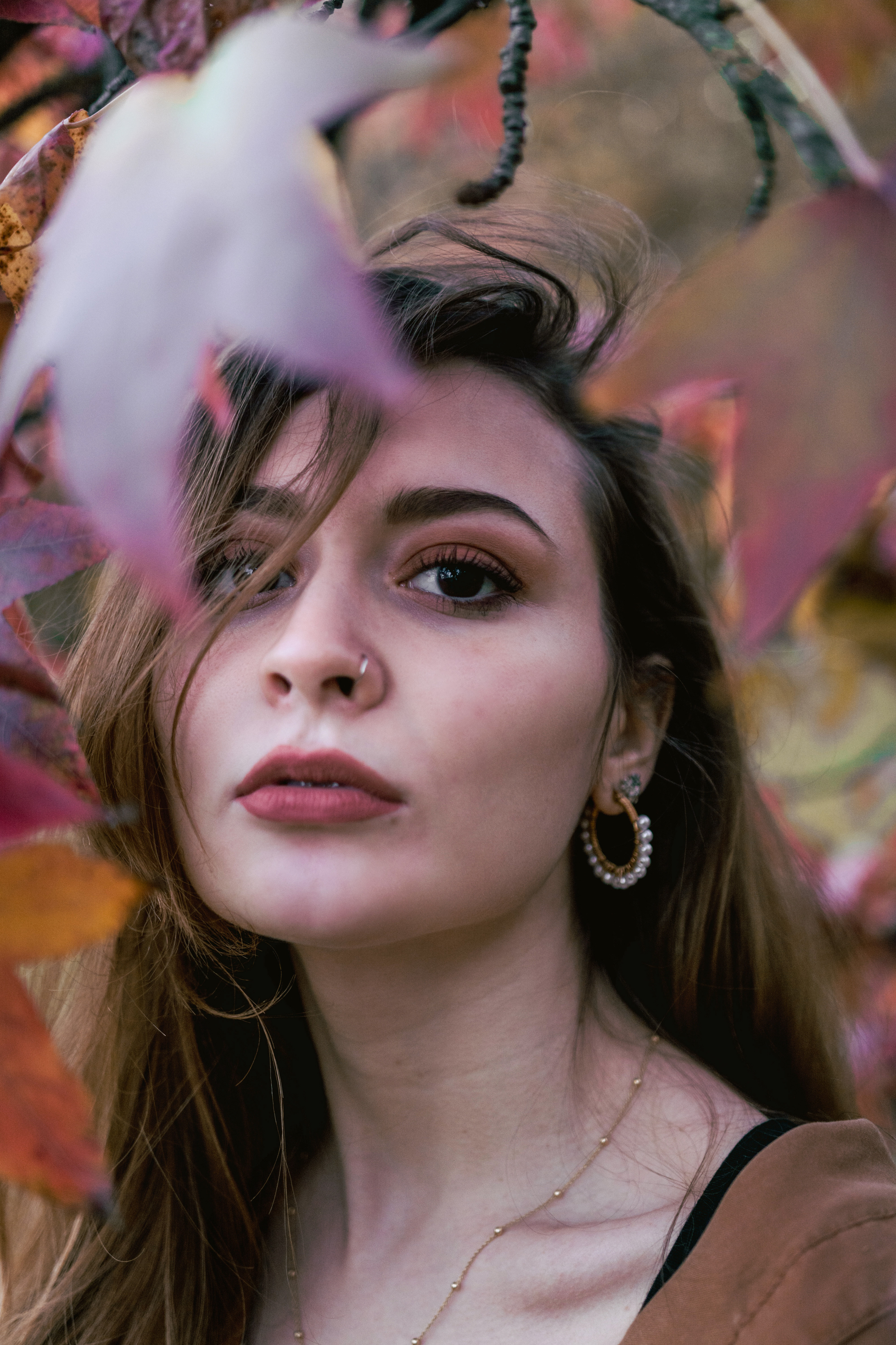 Chiara in un contesto autunnale, colori caldi e natura