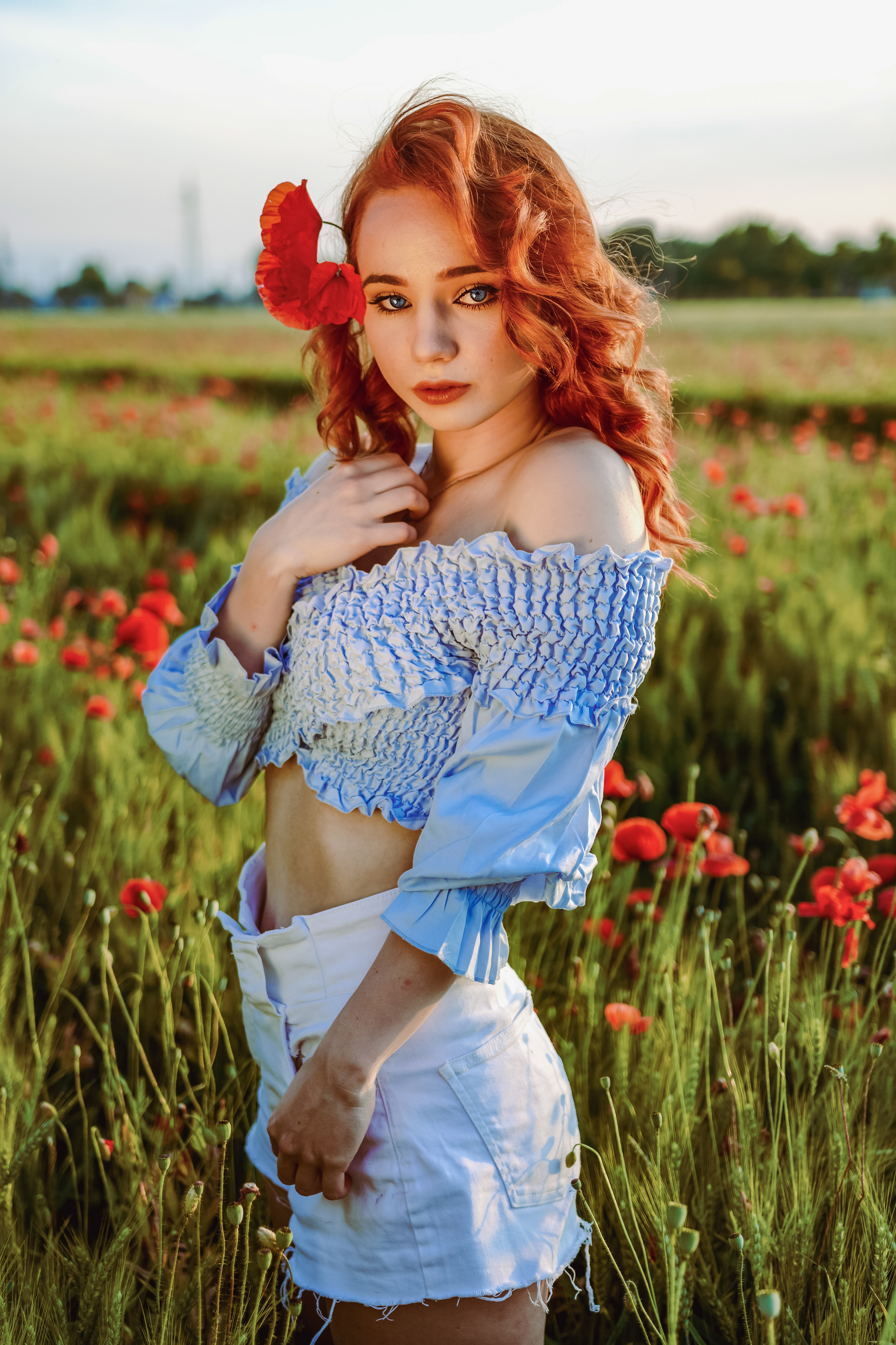 Shooting con Arianna in campo di tulipani, colori caldi