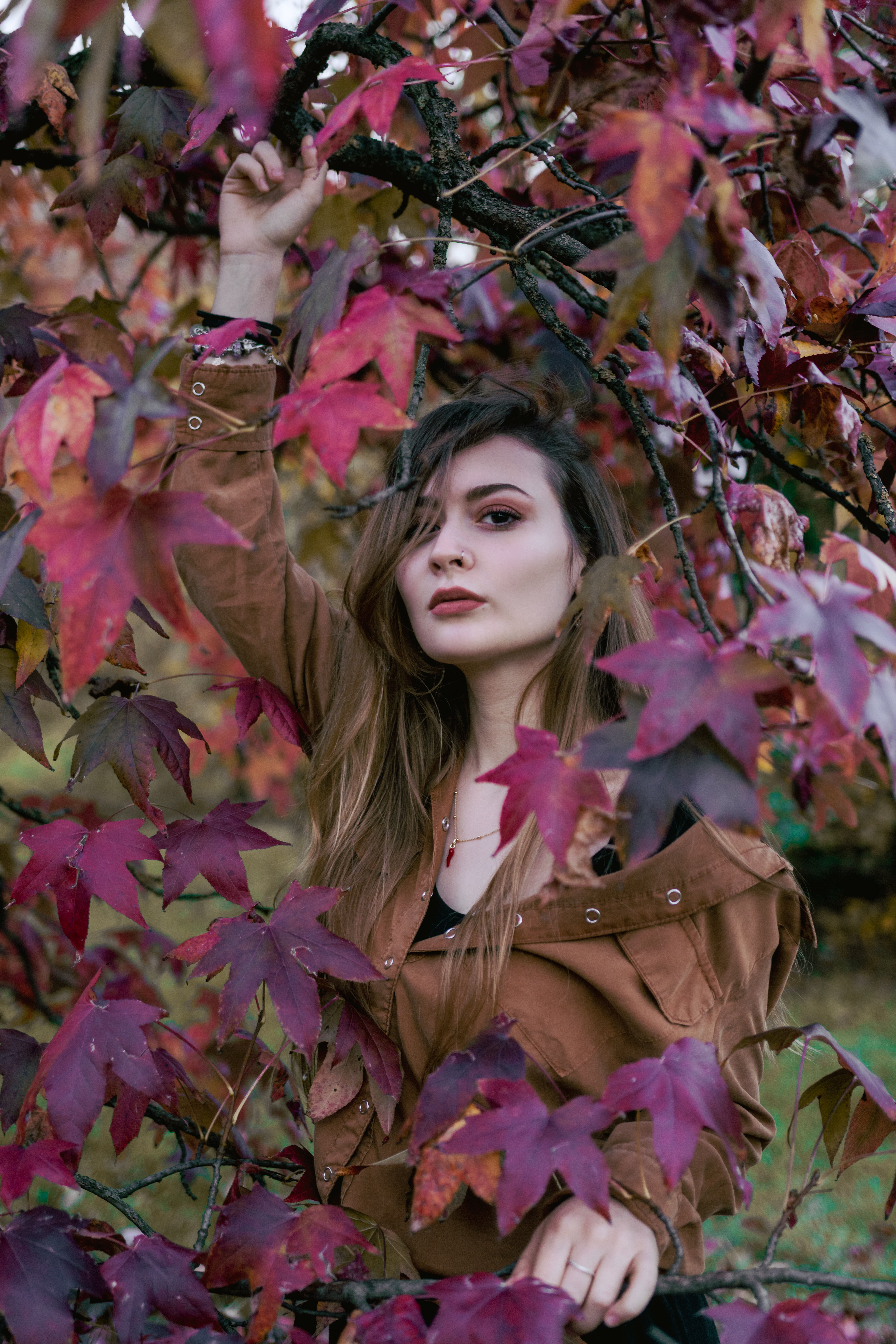 Chiara in un contesto autunnale, colori caldi e natura