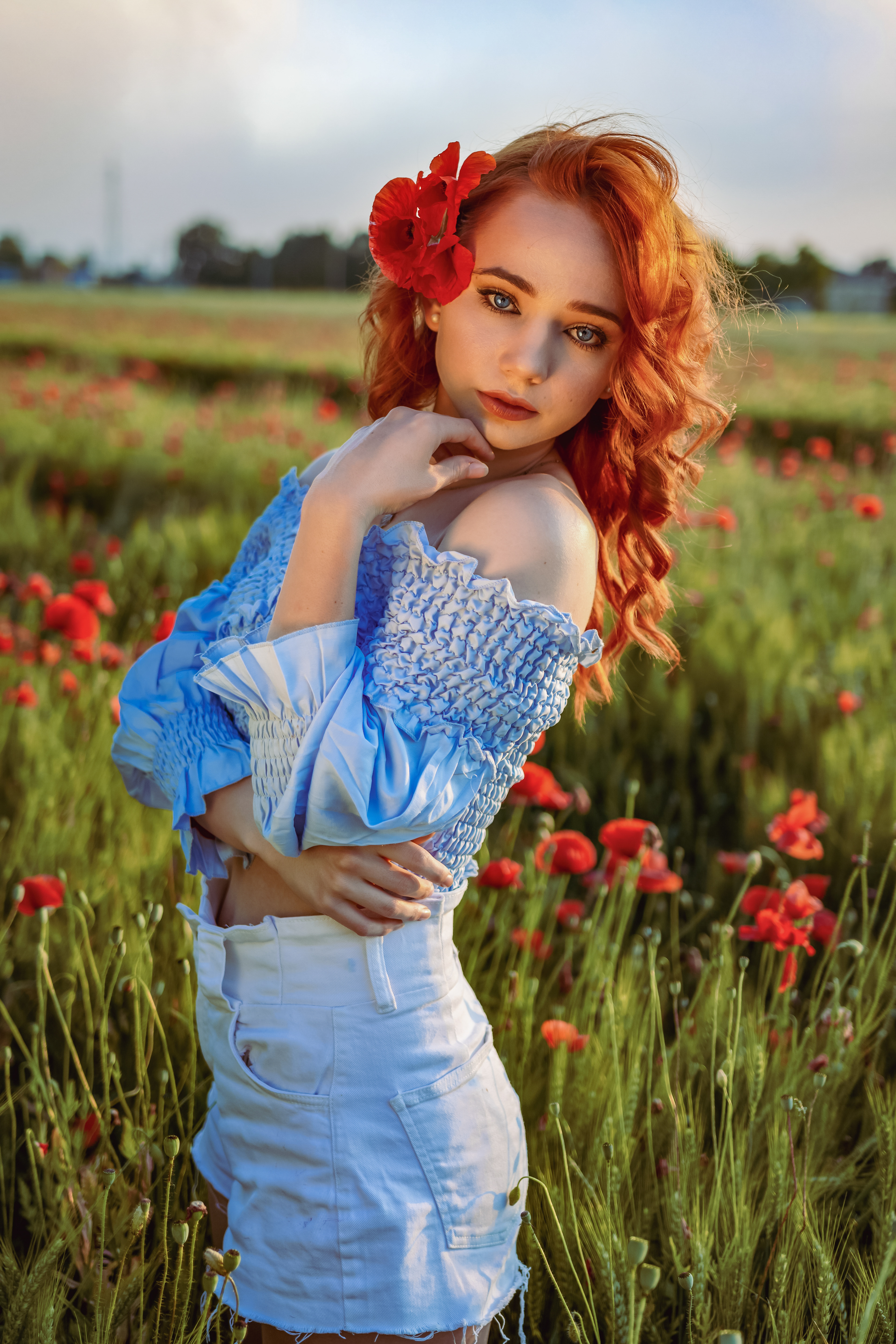 Shooting con Arianna in campo di tulipani, colori caldi