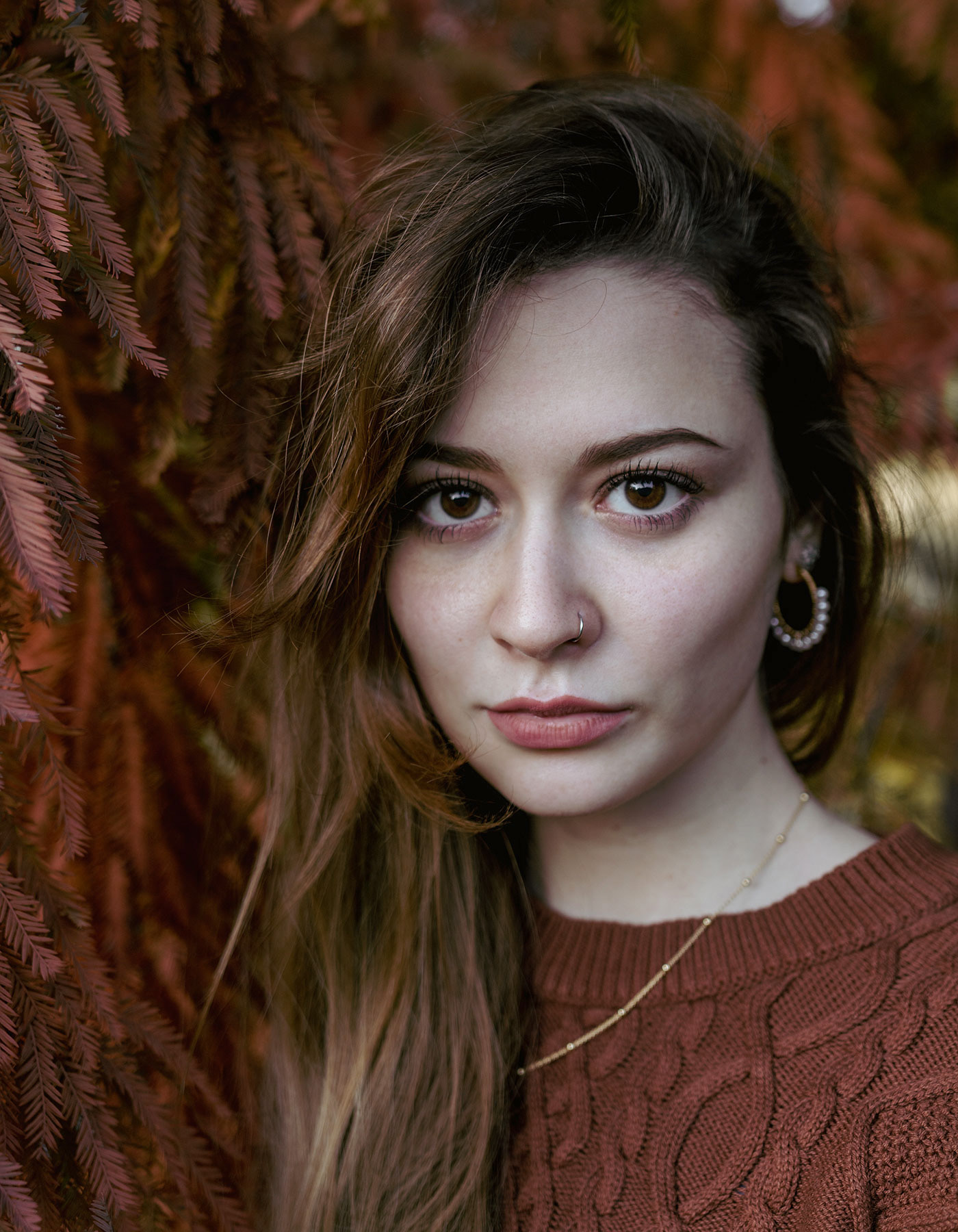Chiara in un contesto autunnale, colori caldi e natura