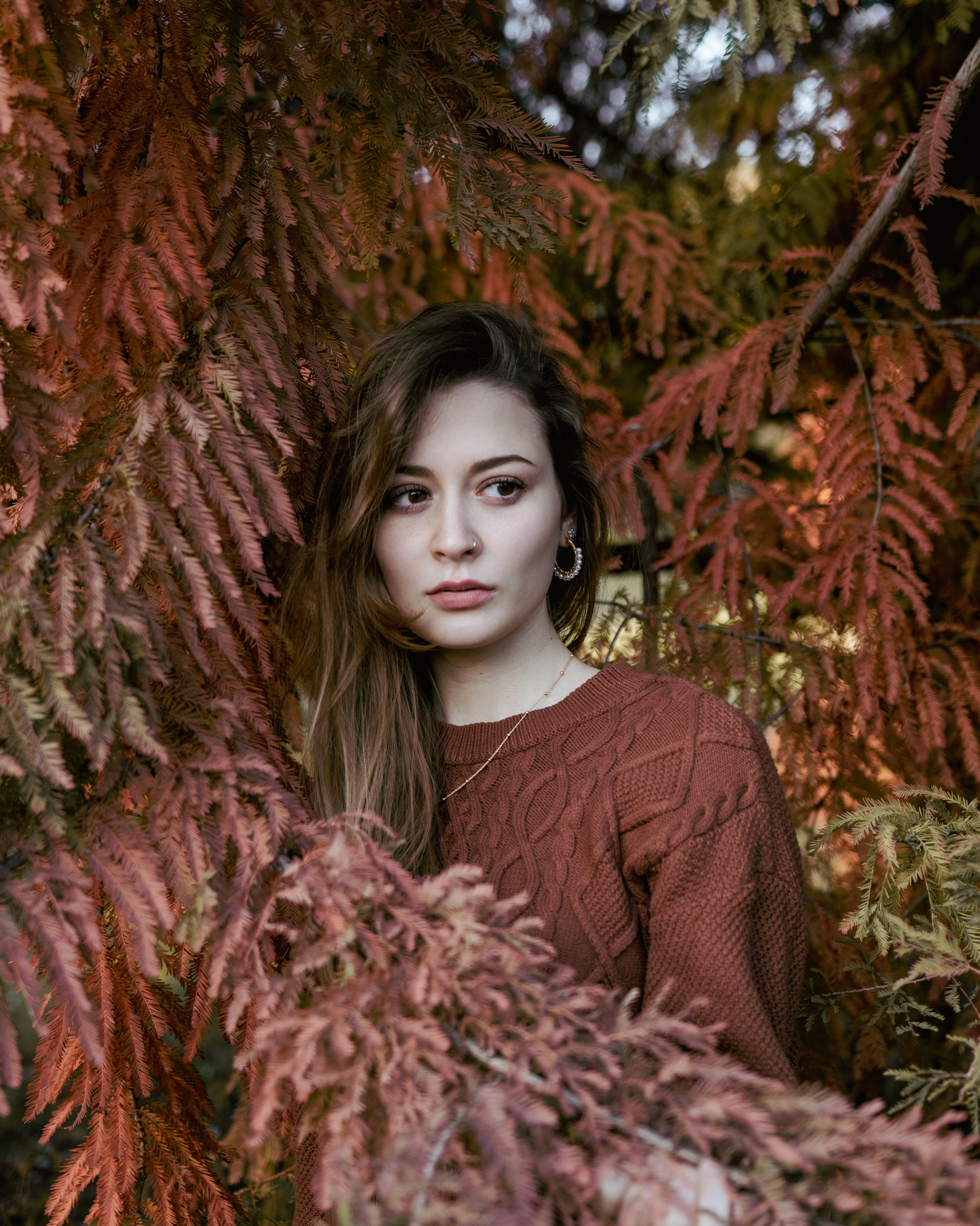 Chiara in un contesto autunnale, colori caldi e natura