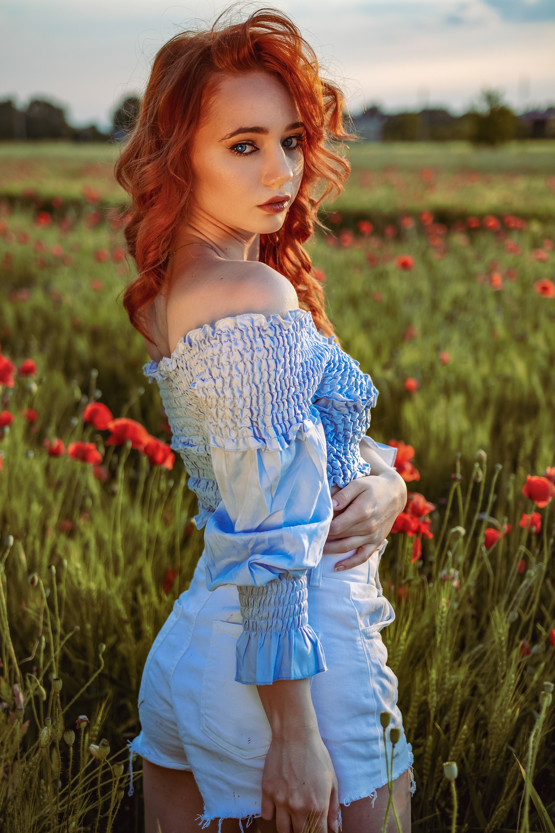 Shooting con Arianna in campo di tulipani, colori caldi