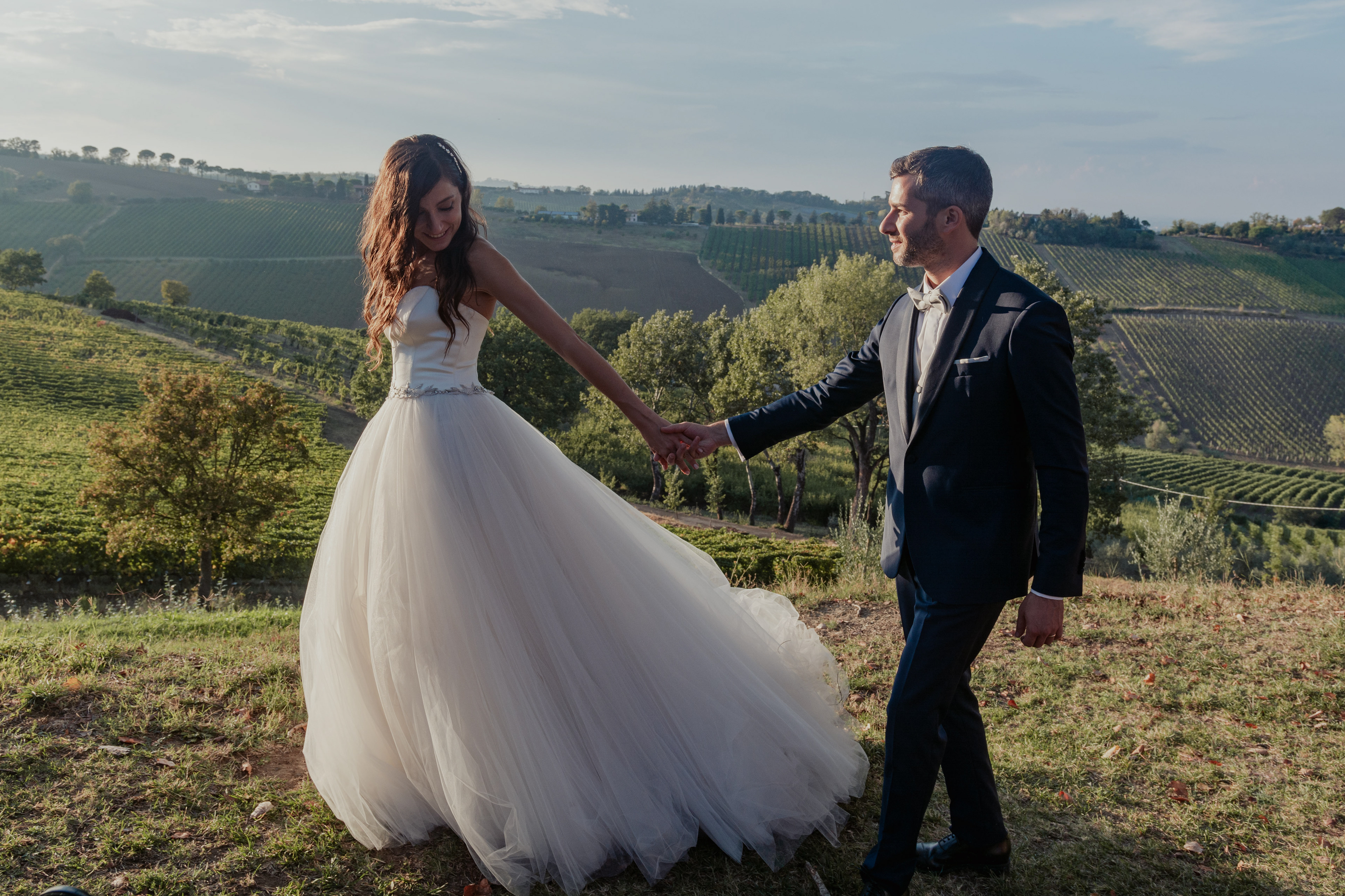 Fotografia Wedding, una sposa in abito bianco e il suo sposo, tra gli eleganti vigneti e le splendide colline dell'emilia romagna