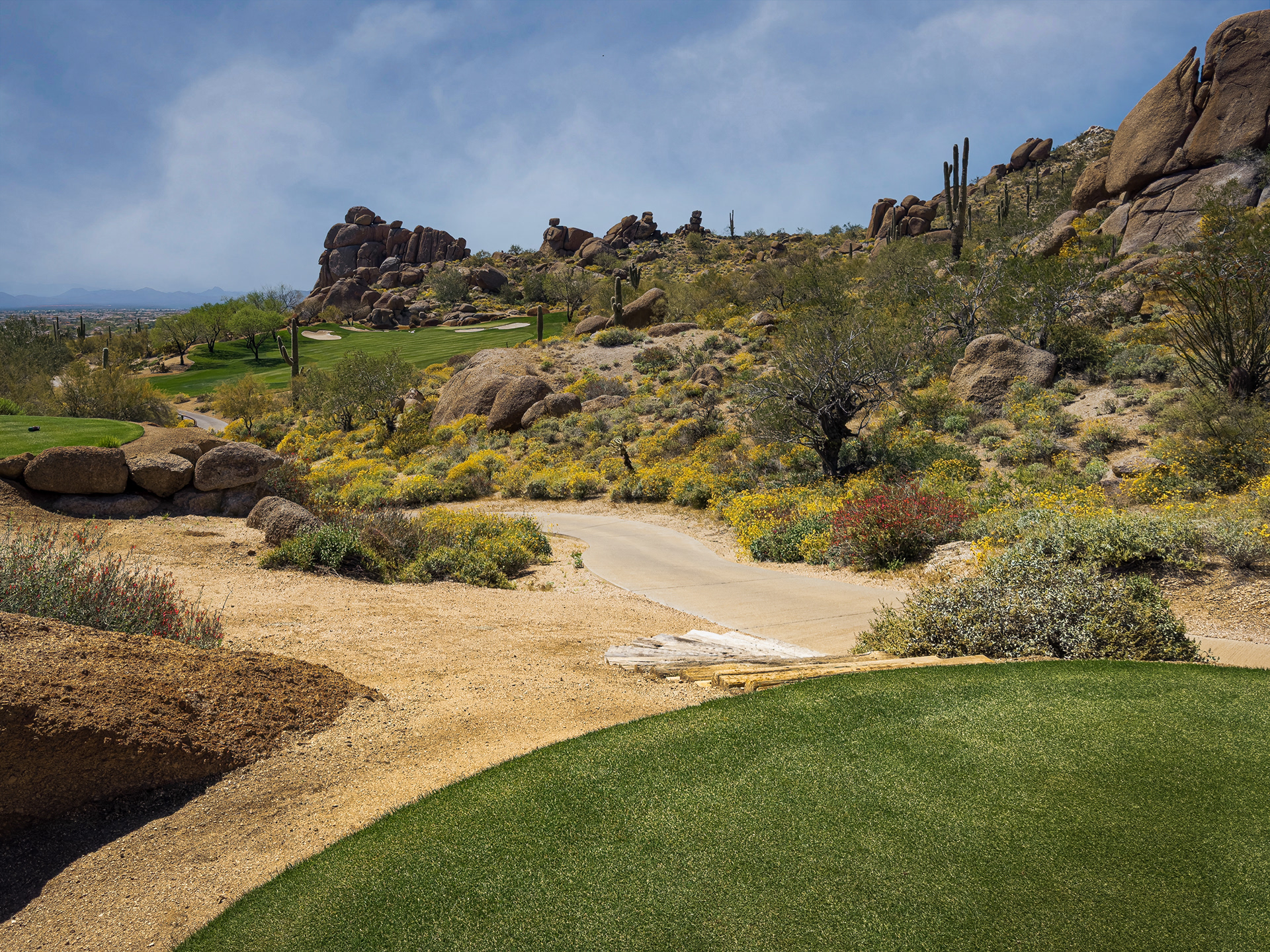 Par 4 13th hole Whisper Rock Golf Club Fazio Upper Course, Scottsdale, Arizona