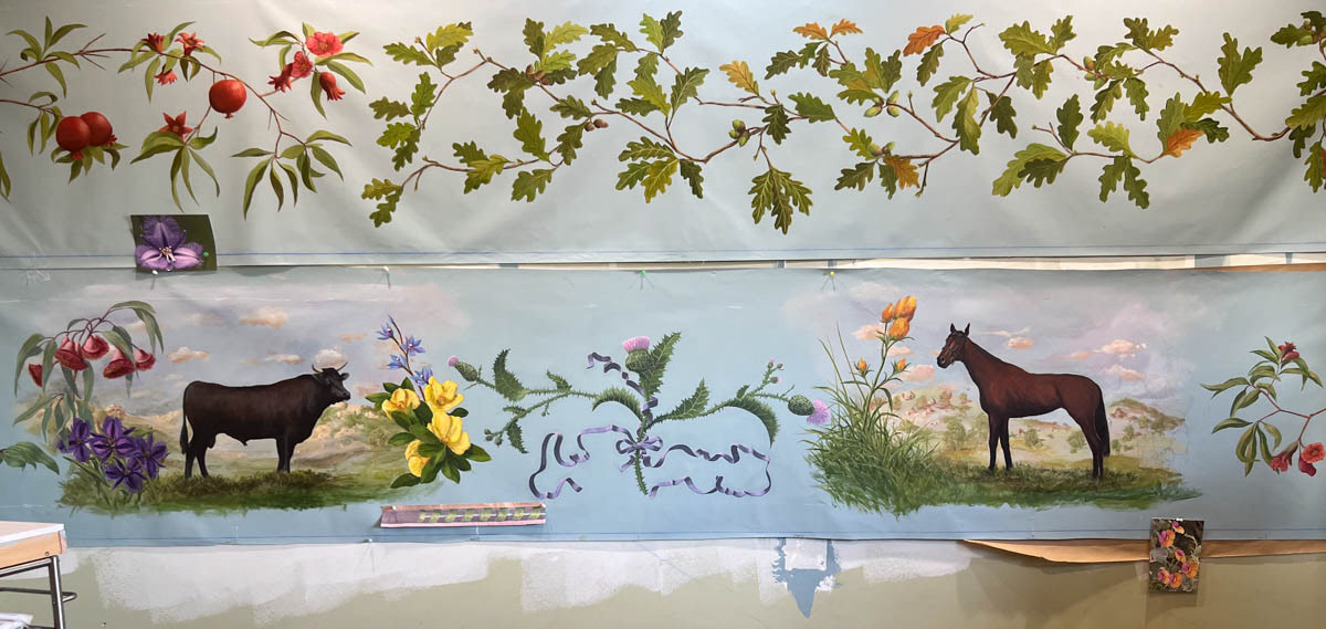 The first principle was to establish a network of branches, foliage and fruits of three trees, the oak, the orange tree and the pomegranate tree. This network constitutes a very natural graphic frieze that connects significant points, above the fireplace, the tops of the doors and the middles of the walls.