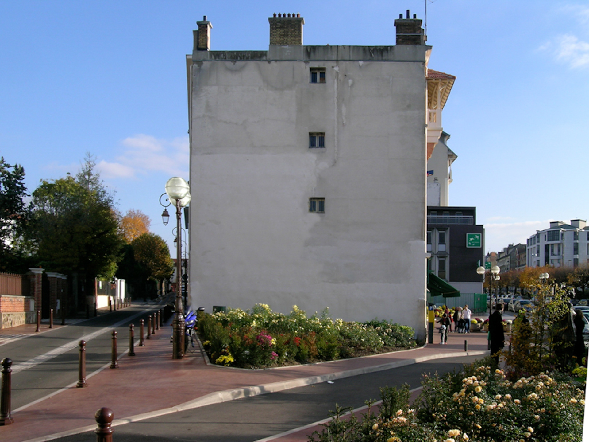 Enghien-les-Bains, near Paris, the commune is known for its lake and its Casino. Before...intervention on this unattractive wall…