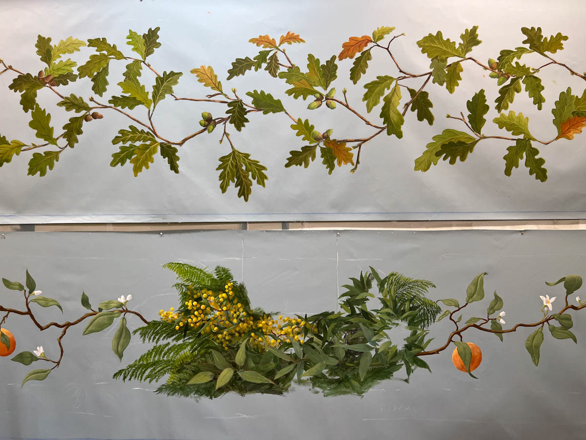 The plant frieze surrounds the dining room, varying the foliage, breaking the graphic continuity with the shapes of leaves, the blossoming of flowers or the colours of the fruits.