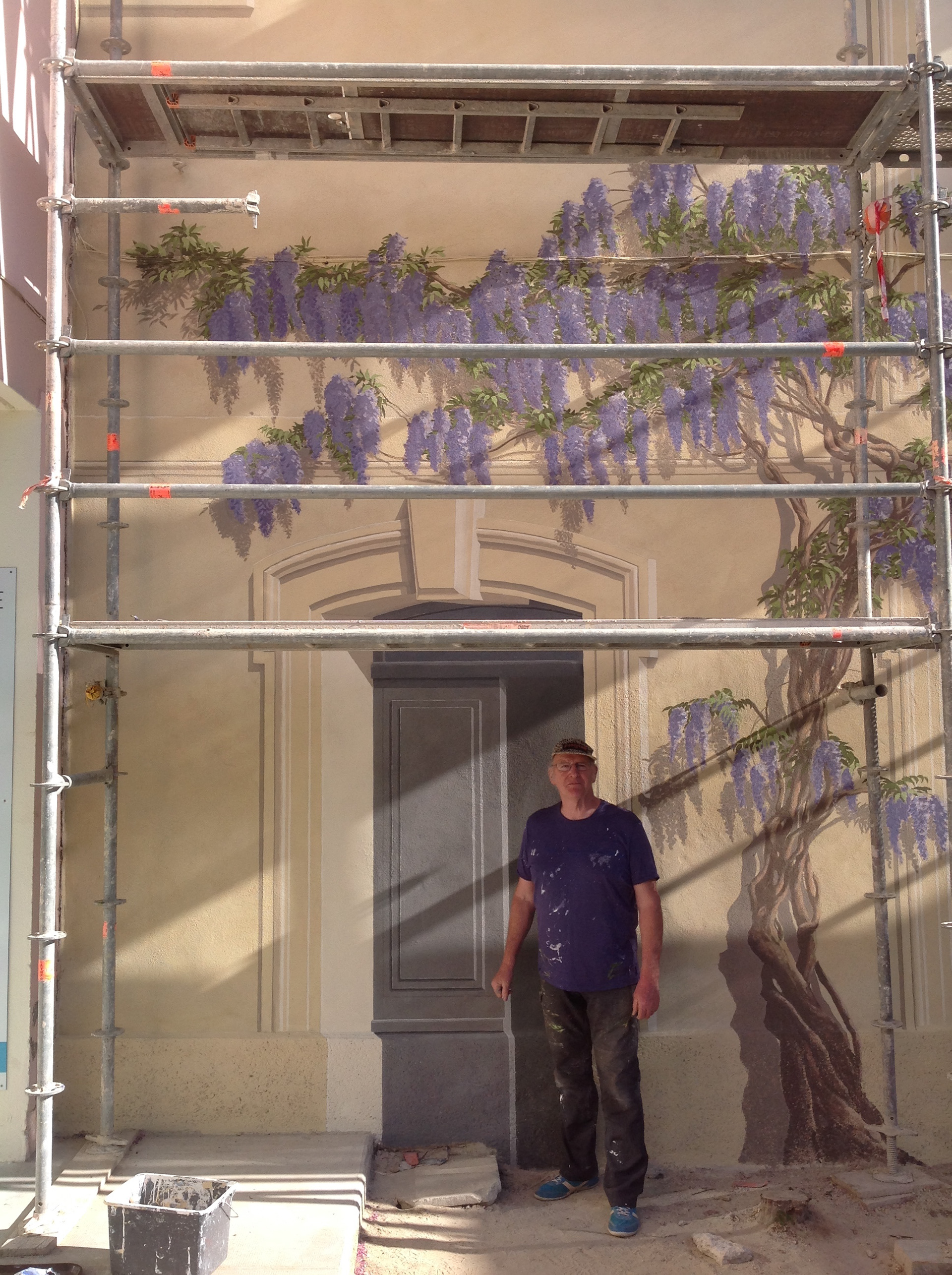 Dominique in front of the wisteria in bloom