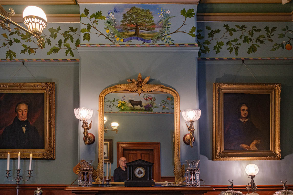 The subjects are inspired as much by the family history linked to animals or symbolically, to certain plants as the interest in botany, the love of nature, plants, trees, flowers, animals that the owners of this home have.