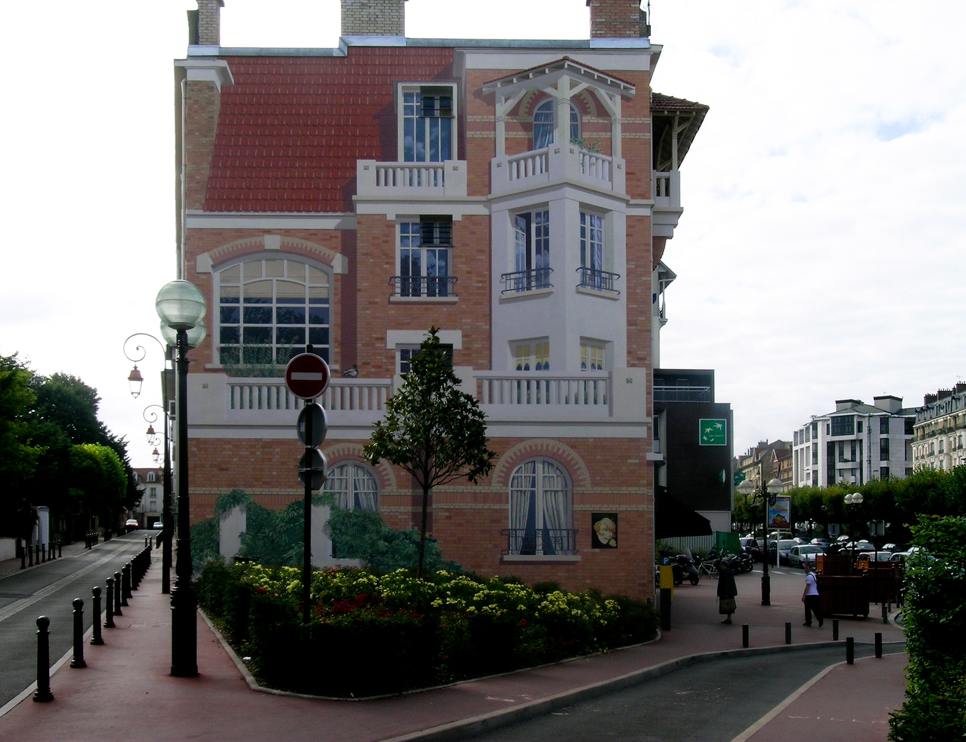 The (false) façade, after…