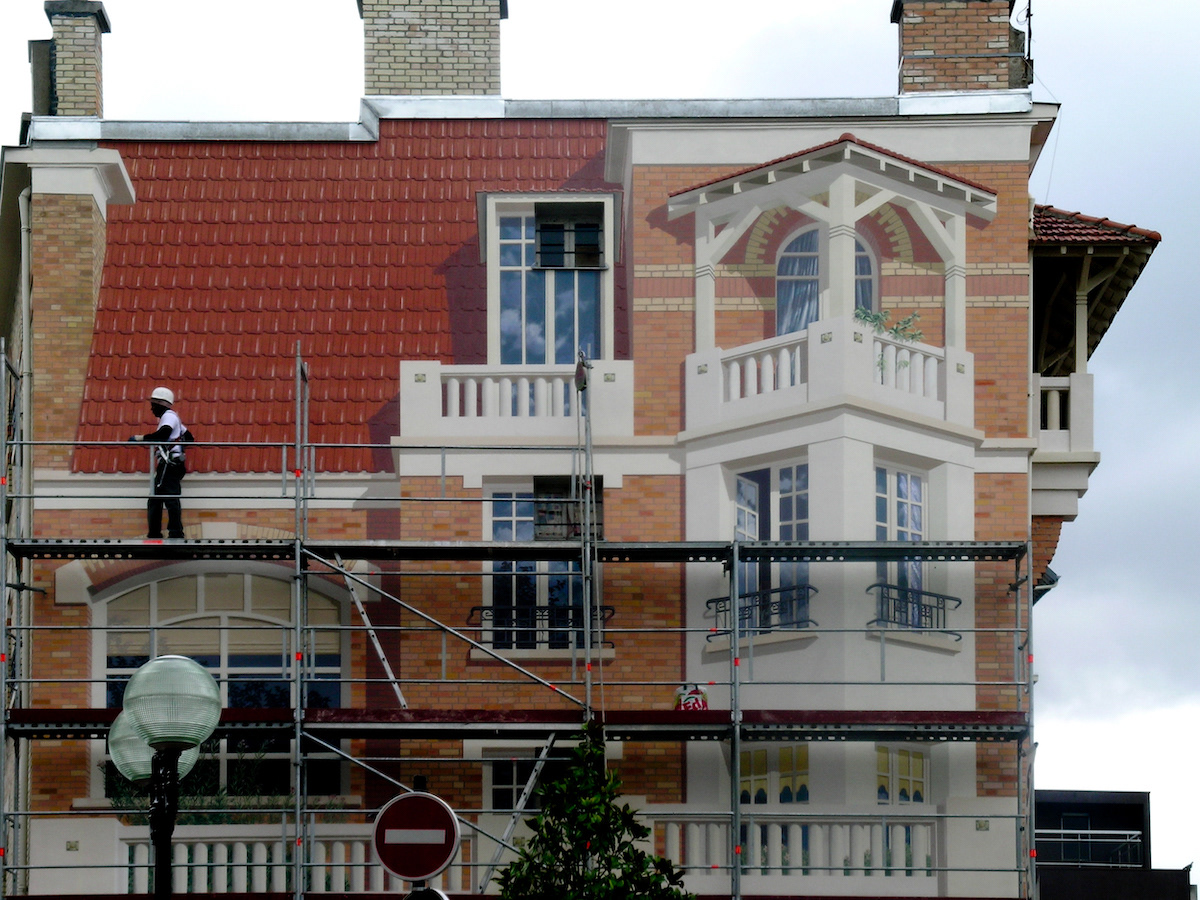 At last, dismantling of the scaffolding. Roof, bow-windows, etc. the architectural trompe-l'oeil comes out.