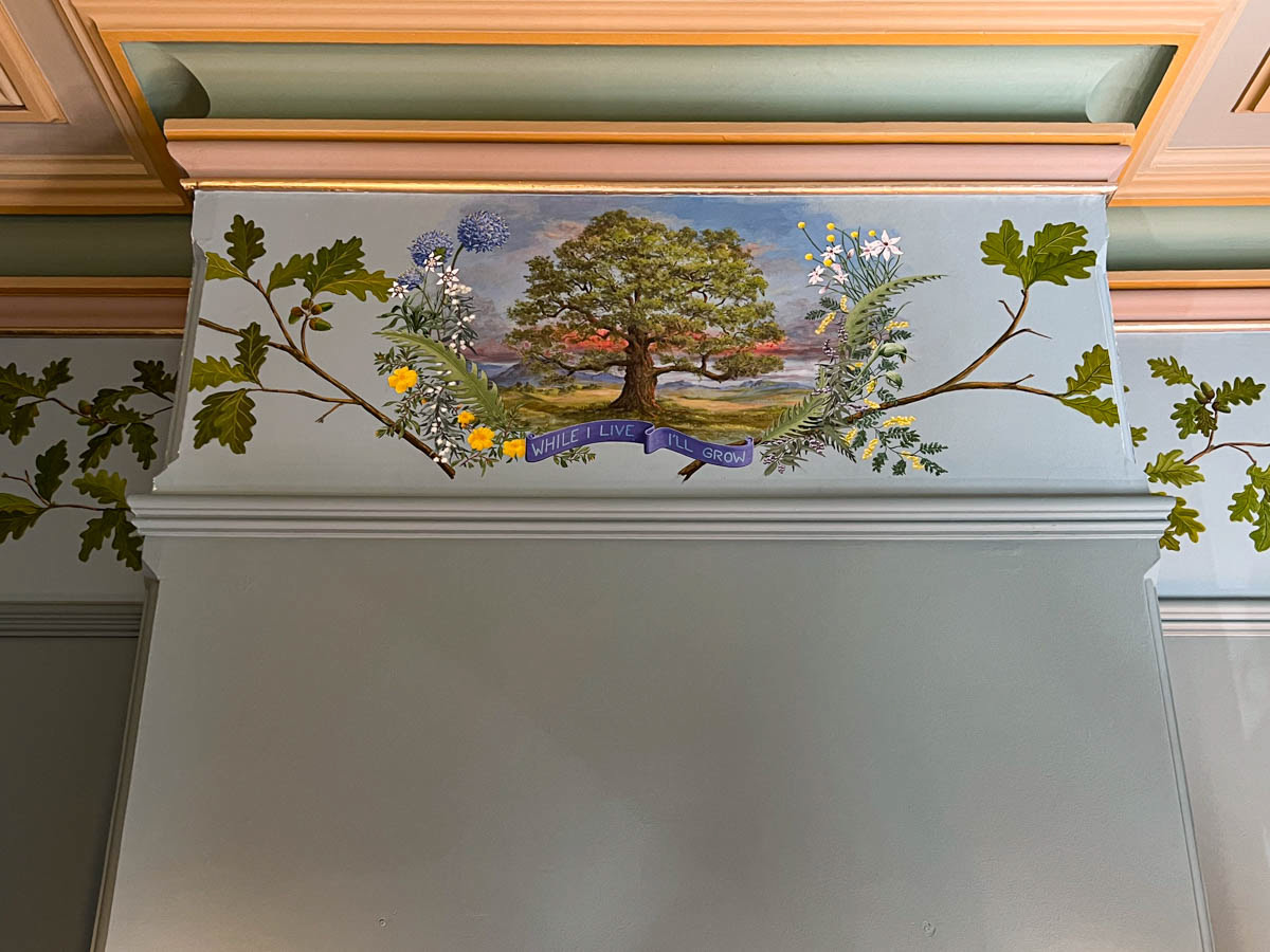 Original pictorial creation, unique and designed in harmony with the colours of the walls, cornices, the rose of which Félix composed the arrangement.