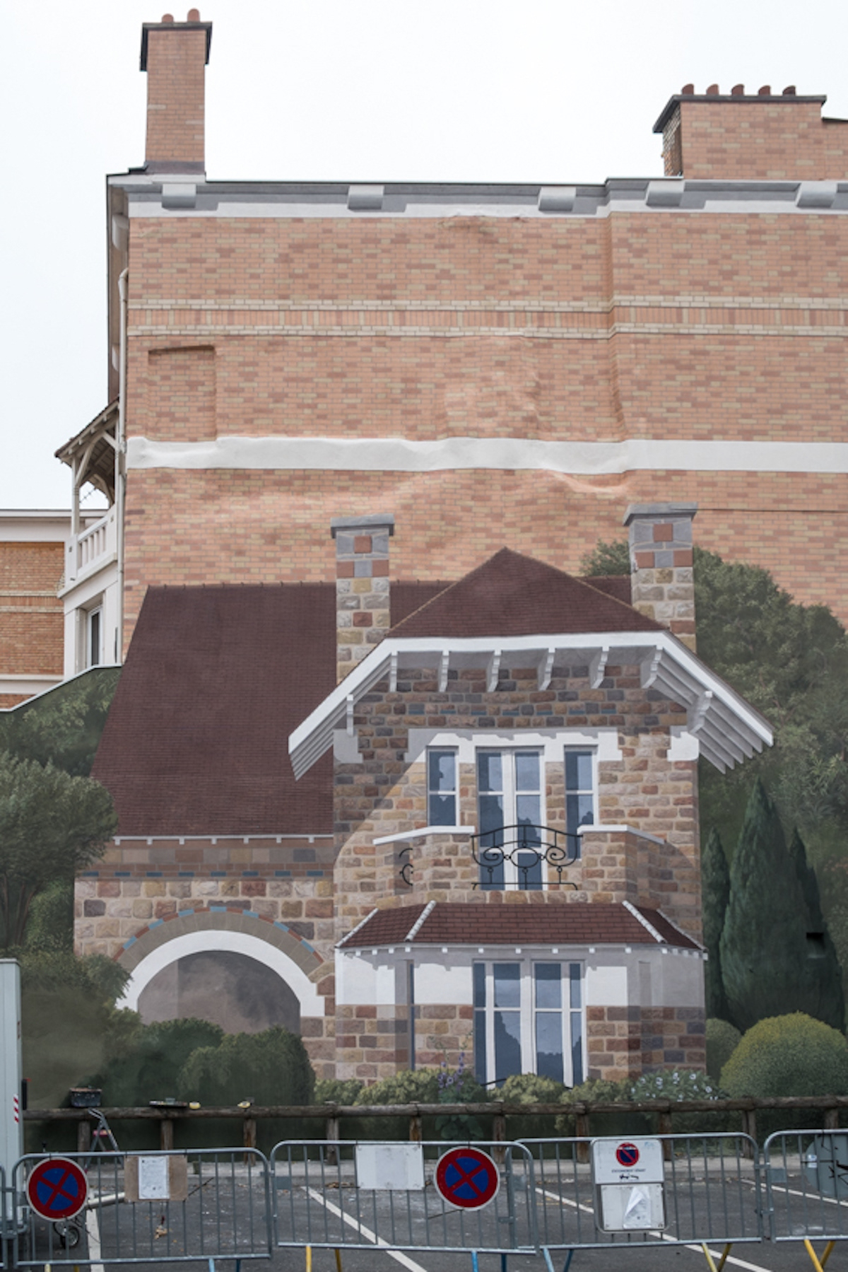 an interpretation of an existing home in the area. Bricks and bricks stones, false cornice...