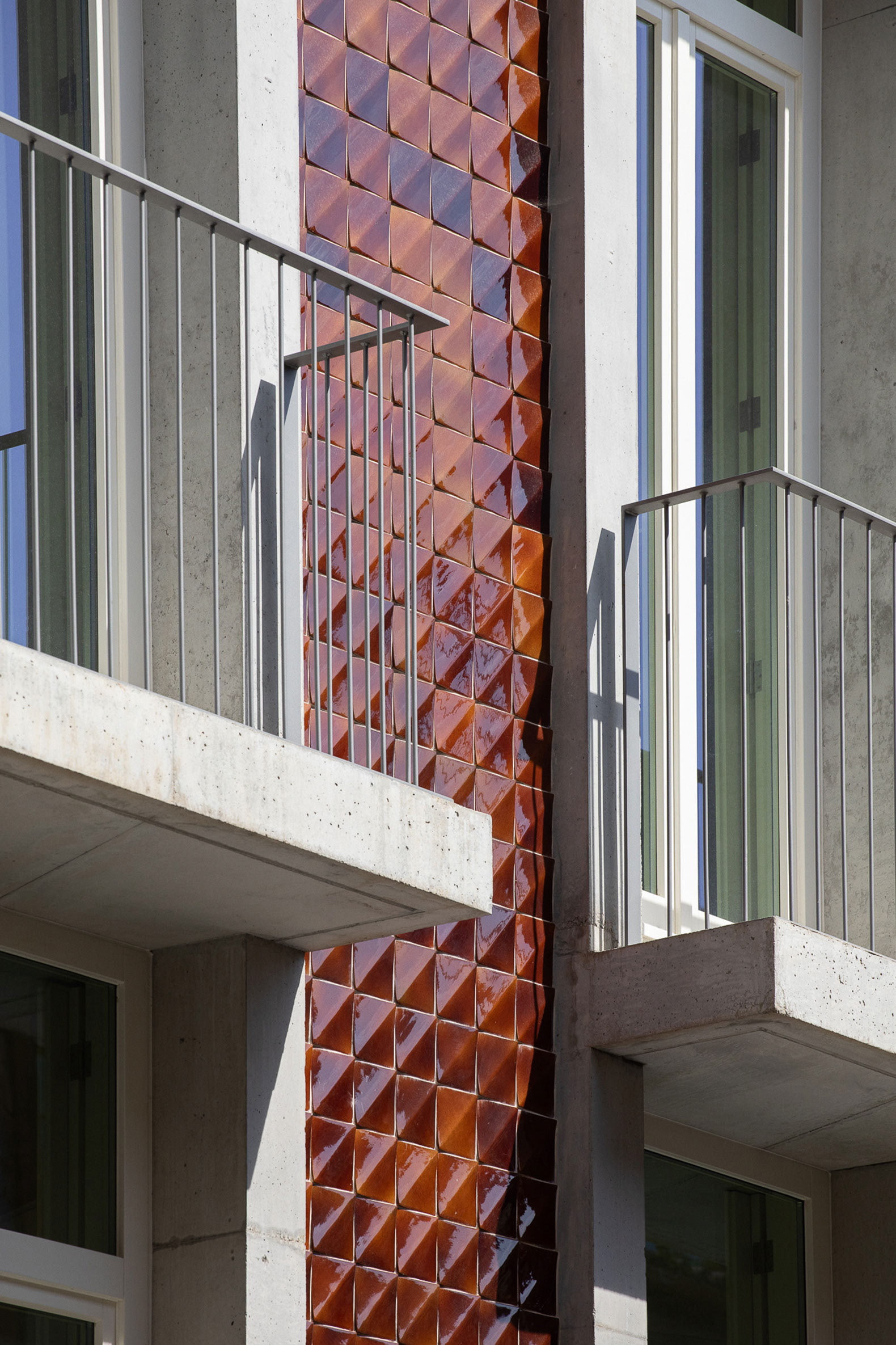 Edificio General Silveira por Atelier Tiago Antero. Fotografía por José Campos.