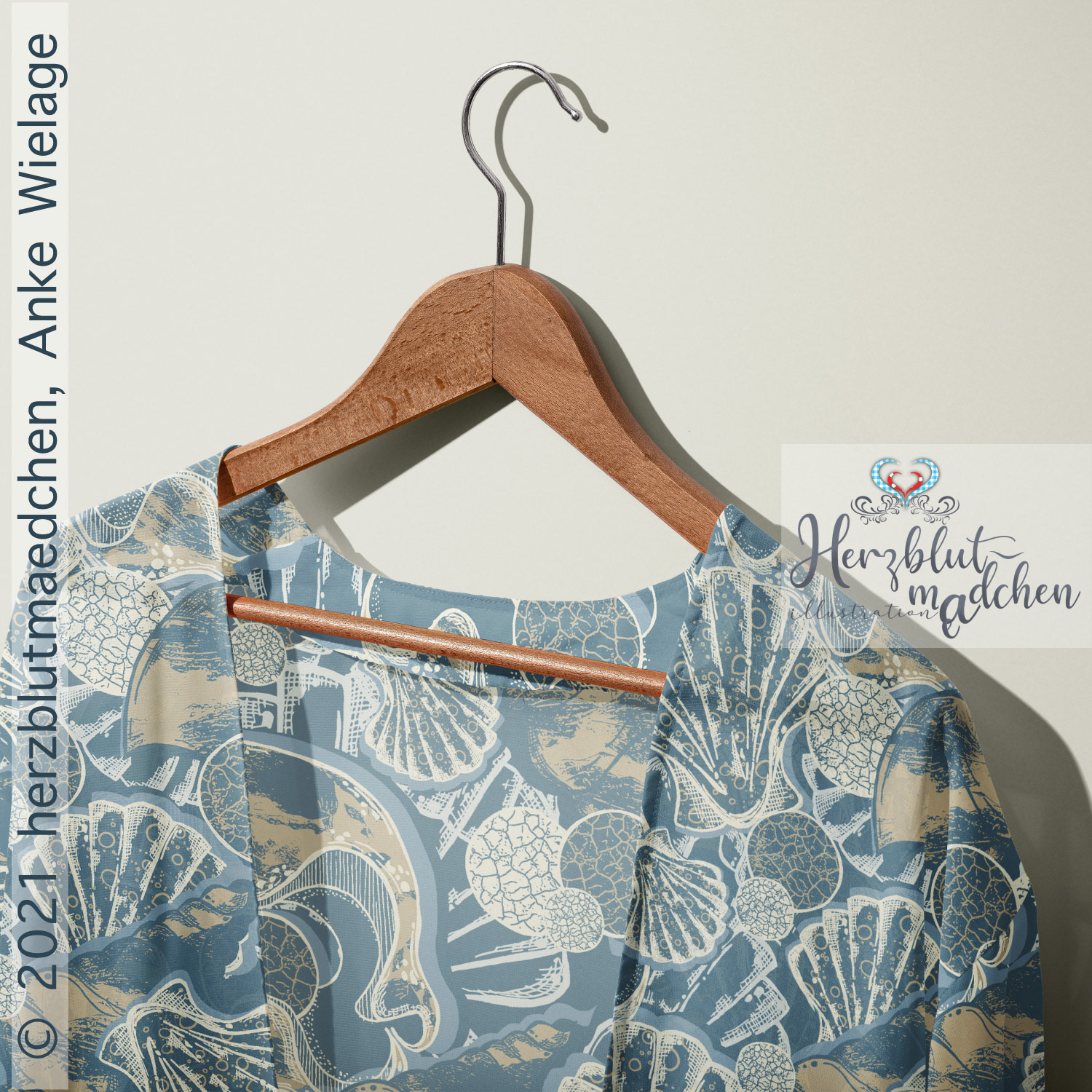 BIVALVIA CV01 on a Kimono