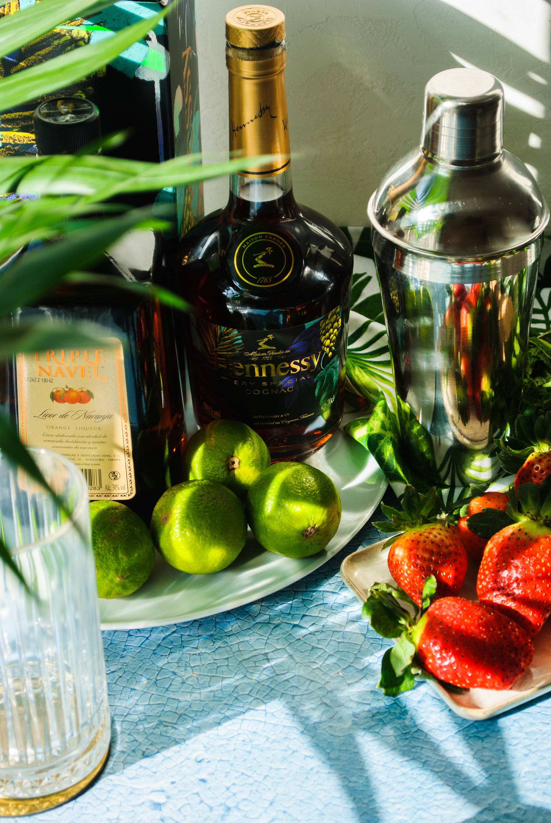 Strawberry Hennessy-bodegón-Sugar and cloth