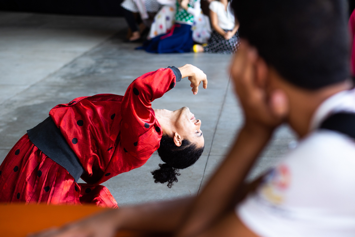 Visões Urbanas - Festival Internacional de Dança em Paisagens Urbanas, Senhor Calvino com Cia. Artesãos do Corpo. Sesc Campo Limpo, 2019.