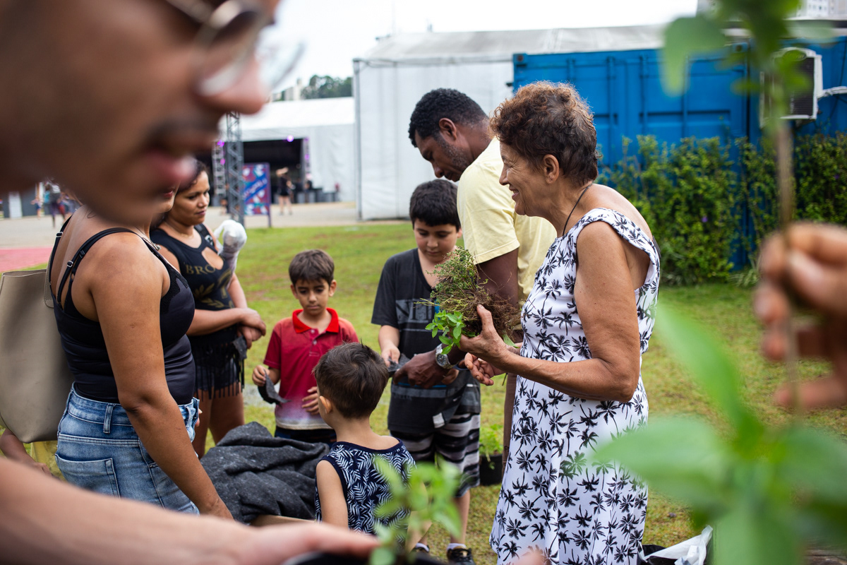Aprenda a plantar sua comida na cidade. Com Coletivo Dedo Verde. Sesc Campo Limpo, 2019.