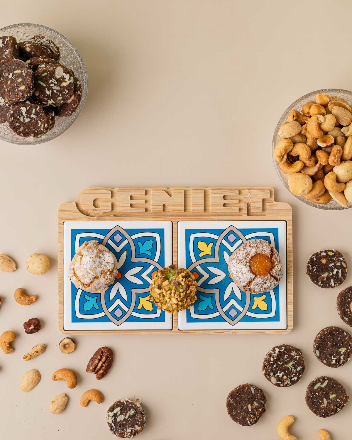 Mozaïekplankje met zoetigheid en noten, gefotografeerd door een Amsterdamse foodfotograaf.