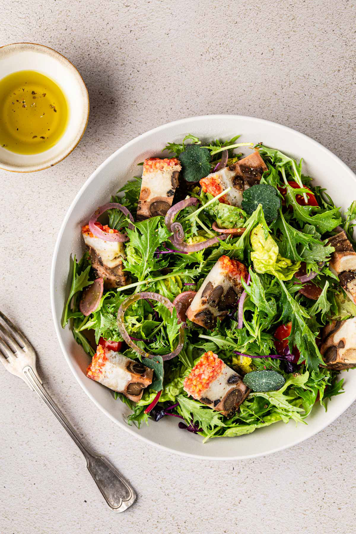 Salade met plantaardige buikspek, gefotografeerd door een kookboekfotograaf.