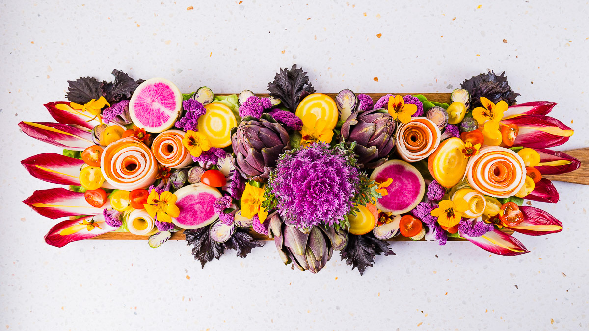Charcuterieplank met verse, mooie en kleurrijke groenten, gestyled en gefotografeerd door een Rotterdamse foodfotograaf.