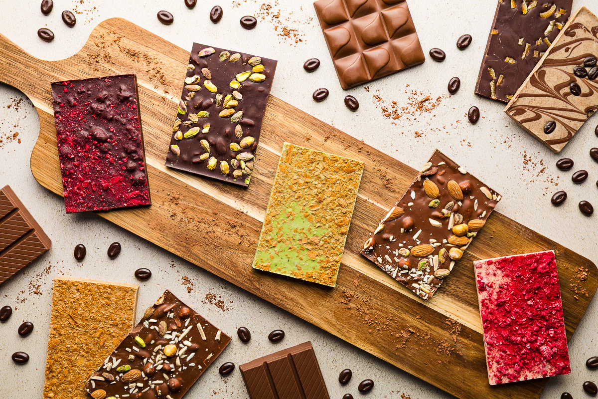 Redactionele foto van chocoladerepen, prachtig gestyled door een Rotterdamse foodfotograaf.