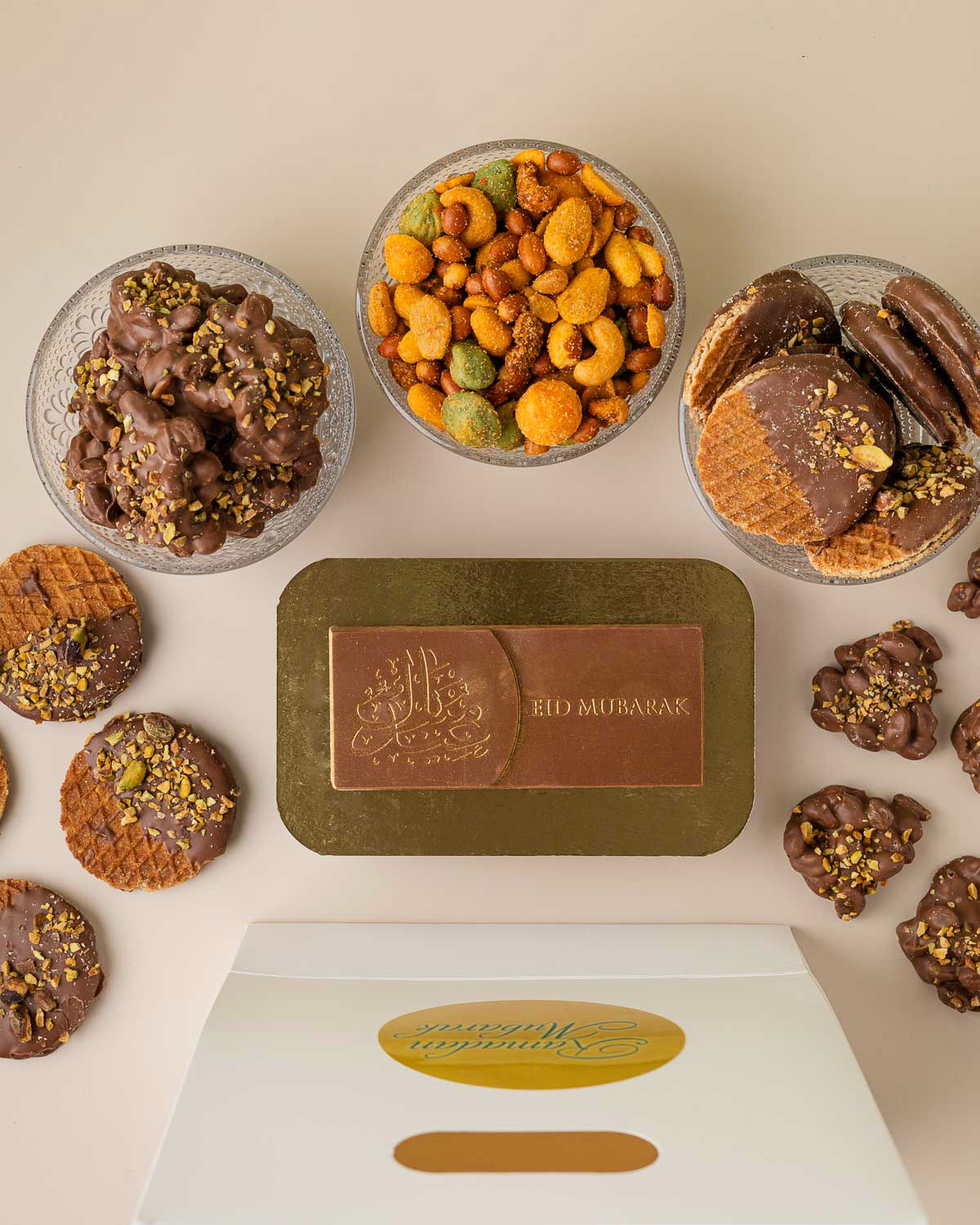 Chocolade, zoetigheid en noten cadeaupakket, gefotografeerd door een Nederlandse voedingsfotograaf.